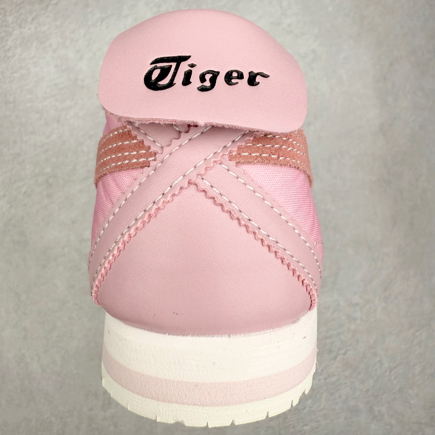 图片[8]-＃C版 Asics Onitsuka Tiger MEXICO 66 亚瑟士鬼冢虎复古经典板鞋 市场王者选手 海外订单工厂出品 长期生产补货永不断码 超成熟稳定的做工品控 原装全套纸板楦头开发 原汁原味 完美呈现版型 私模正确鞋底咬花纹路 一比一鞋头弧度高度鞋身弧度 绝不口嗨 细节品控鞋型随意秒杀市面 原档咬花纹路私模大底 一个单元有六个三角形 总体形拼接呈现花瓣状 官方四联吊牌 原装Ortholite轻量化鞋垫 原盒原配 质保卡 说明书 钢印防尘纸 纸板中底带钢印 乳胶组合鞋垫 支持全方位的对比专柜 产品从款式颜色造型上体现出追求舒适和细节的完美 鞋类更是推崇手工制作的严谨与完美 融舒适性与可穿性的设计风格 注重细节的完美和别致魅力 既保持稳重 又不失轻松的时尚感 尺码：36 37 37.5 38 39 39.5 40 40.5 41.5 42 42.5 43.5 44 45-选品中心