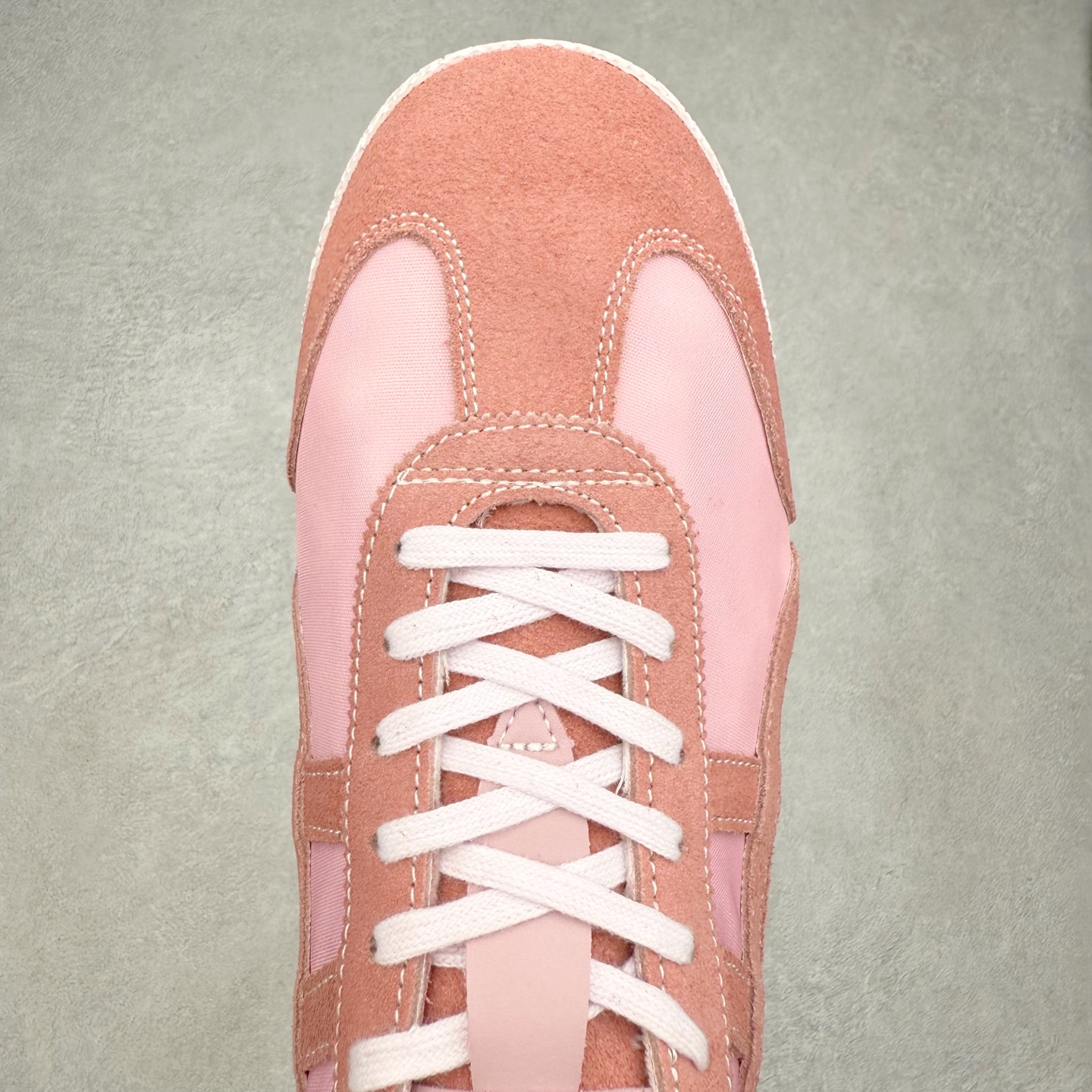 图片[4]-＃C版 Asics Onitsuka Tiger MEXICO 66 亚瑟士鬼冢虎复古经典板鞋 市场王者选手 海外订单工厂出品 长期生产补货永不断码 超成熟稳定的做工品控 原装全套纸板楦头开发 原汁原味 完美呈现版型 私模正确鞋底咬花纹路 一比一鞋头弧度高度鞋身弧度 绝不口嗨 细节品控鞋型随意秒杀市面 原档咬花纹路私模大底 一个单元有六个三角形 总体形拼接呈现花瓣状 官方四联吊牌 原装Ortholite轻量化鞋垫 原盒原配 质保卡 说明书 钢印防尘纸 纸板中底带钢印 乳胶组合鞋垫 支持全方位的对比专柜 产品从款式颜色造型上体现出追求舒适和细节的完美 鞋类更是推崇手工制作的严谨与完美 融舒适性与可穿性的设计风格 注重细节的完美和别致魅力 既保持稳重 又不失轻松的时尚感 尺码：36 37 37.5 38 39 39.5 40 40.5 41.5 42 42.5 43.5 44 45-选品中心