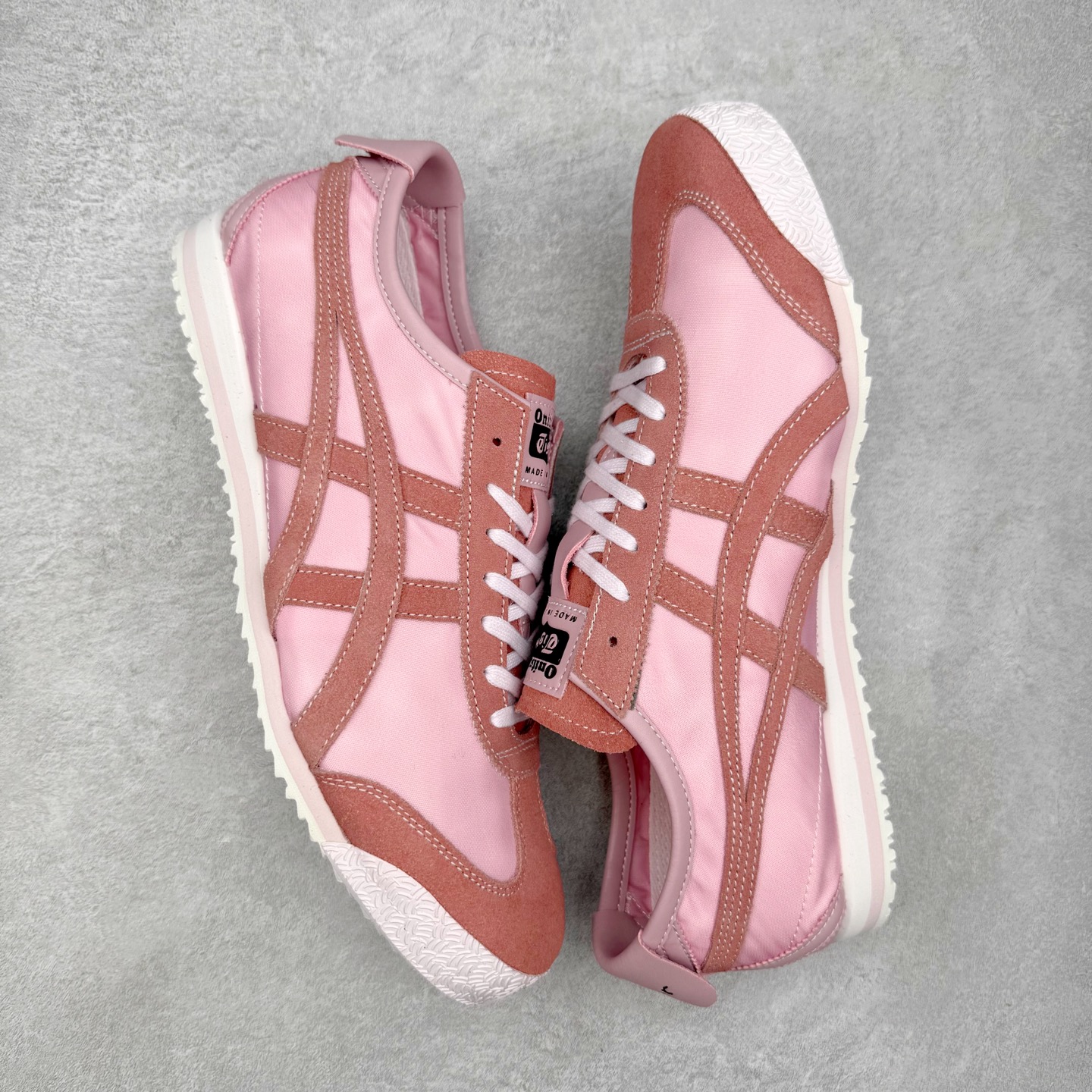 图片[3]-＃C版 Asics Onitsuka Tiger MEXICO 66 亚瑟士鬼冢虎复古经典板鞋 市场王者选手 海外订单工厂出品 长期生产补货永不断码 超成熟稳定的做工品控 原装全套纸板楦头开发 原汁原味 完美呈现版型 私模正确鞋底咬花纹路 一比一鞋头弧度高度鞋身弧度 绝不口嗨 细节品控鞋型随意秒杀市面 原档咬花纹路私模大底 一个单元有六个三角形 总体形拼接呈现花瓣状 官方四联吊牌 原装Ortholite轻量化鞋垫 原盒原配 质保卡 说明书 钢印防尘纸 纸板中底带钢印 乳胶组合鞋垫 支持全方位的对比专柜 产品从款式颜色造型上体现出追求舒适和细节的完美 鞋类更是推崇手工制作的严谨与完美 融舒适性与可穿性的设计风格 注重细节的完美和别致魅力 既保持稳重 又不失轻松的时尚感 尺码：36 37 37.5 38 39 39.5 40 40.5 41.5 42 42.5 43.5 44 45-选品中心