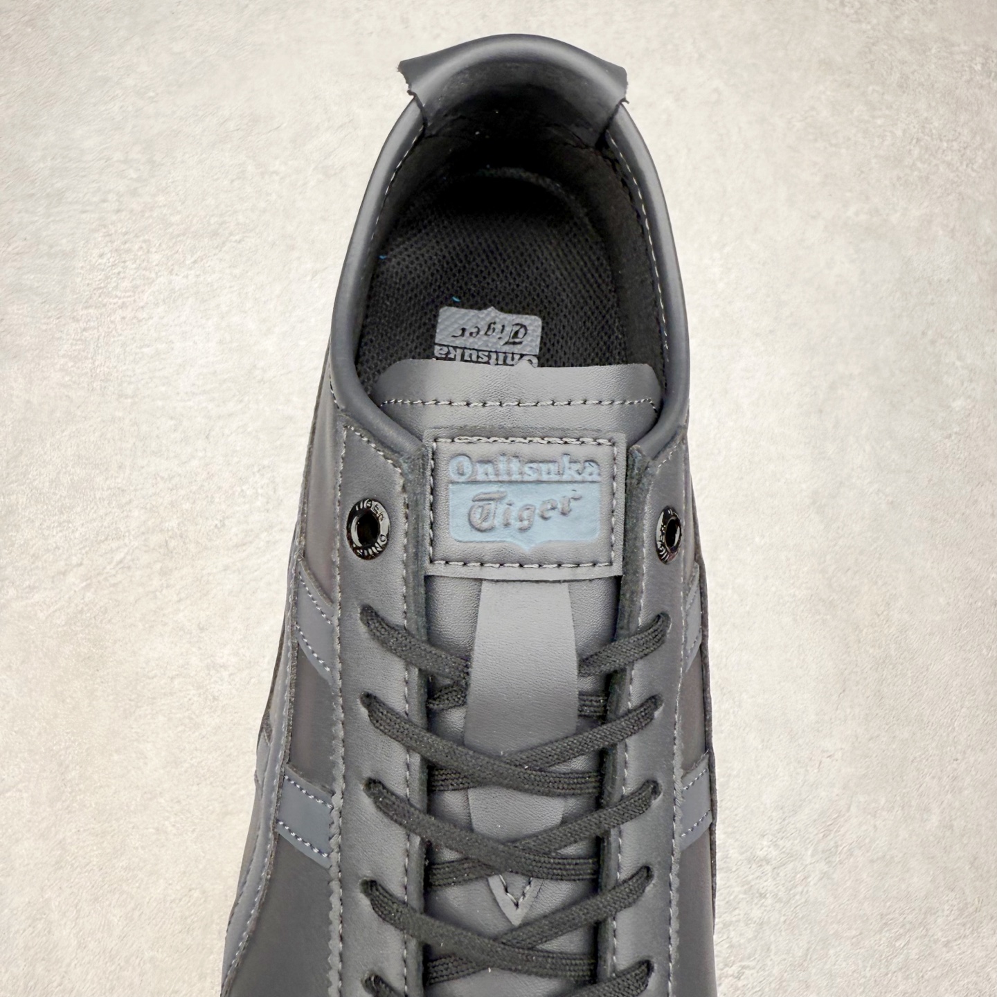 图片[5]-＃C版 Asics Onitsuka Tiger MEXICO 66 亚瑟士鬼冢虎复古经典板鞋 市场王者选手 海外订单工厂出品 长期生产补货永不断码 超成熟稳定的做工品控 原装全套纸板楦头开发 原汁原味 完美呈现版型 私模正确鞋底咬花纹路 一比一鞋头弧度高度鞋身弧度 绝不口嗨 细节品控鞋型随意秒杀市面 原档咬花纹路私模大底 一个单元有六个三角形 总体形拼接呈现花瓣状 官方四联吊牌 原装Ortholite轻量化鞋垫 原盒原配 质保卡 说明书 钢印防尘纸 纸板中底带钢印 乳胶组合鞋垫 支持全方位的对比专柜 产品从款式颜色造型上体现出追求舒适和细节的完美 鞋类更是推崇手工制作的严谨与完美 融舒适性与可穿性的设计风格 注重细节的完美和别致魅力 既保持稳重 又不失轻松的时尚感 尺码：36 37 37.5 38 39 39.5 40 40.5 41.5 42 42.5 43.5 44 45-选品中心