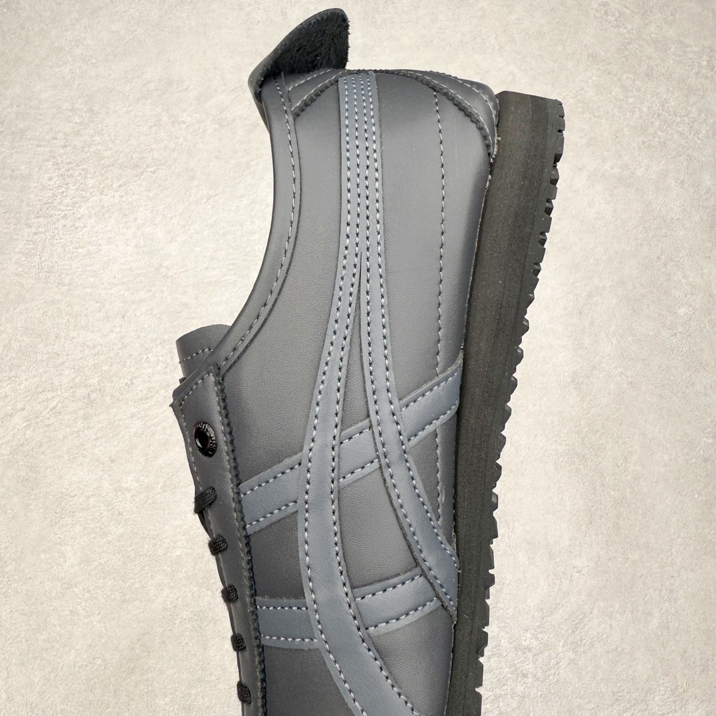 图片[7]-＃C版 Asics Onitsuka Tiger MEXICO 66 亚瑟士鬼冢虎复古经典板鞋 市场王者选手 海外订单工厂出品 长期生产补货永不断码 超成熟稳定的做工品控 原装全套纸板楦头开发 原汁原味 完美呈现版型 私模正确鞋底咬花纹路 一比一鞋头弧度高度鞋身弧度 绝不口嗨 细节品控鞋型随意秒杀市面 原档咬花纹路私模大底 一个单元有六个三角形 总体形拼接呈现花瓣状 官方四联吊牌 原装Ortholite轻量化鞋垫 原盒原配 质保卡 说明书 钢印防尘纸 纸板中底带钢印 乳胶组合鞋垫 支持全方位的对比专柜 产品从款式颜色造型上体现出追求舒适和细节的完美 鞋类更是推崇手工制作的严谨与完美 融舒适性与可穿性的设计风格 注重细节的完美和别致魅力 既保持稳重 又不失轻松的时尚感 尺码：36 37 37.5 38 39 39.5 40 40.5 41.5 42 42.5 43.5 44 45-选品中心