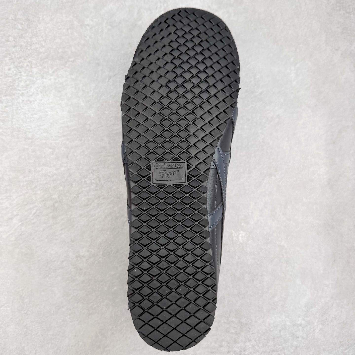 图片[9]-＃C版 Asics Onitsuka Tiger MEXICO 66 亚瑟士鬼冢虎复古经典板鞋 市场王者选手 海外订单工厂出品 长期生产补货永不断码 超成熟稳定的做工品控 原装全套纸板楦头开发 原汁原味 完美呈现版型 私模正确鞋底咬花纹路 一比一鞋头弧度高度鞋身弧度 绝不口嗨 细节品控鞋型随意秒杀市面 原档咬花纹路私模大底 一个单元有六个三角形 总体形拼接呈现花瓣状 官方四联吊牌 原装Ortholite轻量化鞋垫 原盒原配 质保卡 说明书 钢印防尘纸 纸板中底带钢印 乳胶组合鞋垫 支持全方位的对比专柜 产品从款式颜色造型上体现出追求舒适和细节的完美 鞋类更是推崇手工制作的严谨与完美 融舒适性与可穿性的设计风格 注重细节的完美和别致魅力 既保持稳重 又不失轻松的时尚感 尺码：36 37 37.5 38 39 39.5 40 40.5 41.5 42 42.5 43.5 44 45-选品中心