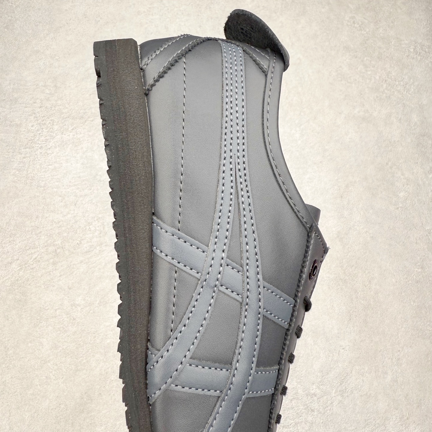 图片[6]-＃C版 Asics Onitsuka Tiger MEXICO 66 亚瑟士鬼冢虎复古经典板鞋 市场王者选手 海外订单工厂出品 长期生产补货永不断码 超成熟稳定的做工品控 原装全套纸板楦头开发 原汁原味 完美呈现版型 私模正确鞋底咬花纹路 一比一鞋头弧度高度鞋身弧度 绝不口嗨 细节品控鞋型随意秒杀市面 原档咬花纹路私模大底 一个单元有六个三角形 总体形拼接呈现花瓣状 官方四联吊牌 原装Ortholite轻量化鞋垫 原盒原配 质保卡 说明书 钢印防尘纸 纸板中底带钢印 乳胶组合鞋垫 支持全方位的对比专柜 产品从款式颜色造型上体现出追求舒适和细节的完美 鞋类更是推崇手工制作的严谨与完美 融舒适性与可穿性的设计风格 注重细节的完美和别致魅力 既保持稳重 又不失轻松的时尚感 尺码：36 37 37.5 38 39 39.5 40 40.5 41.5 42 42.5 43.5 44 45-选品中心