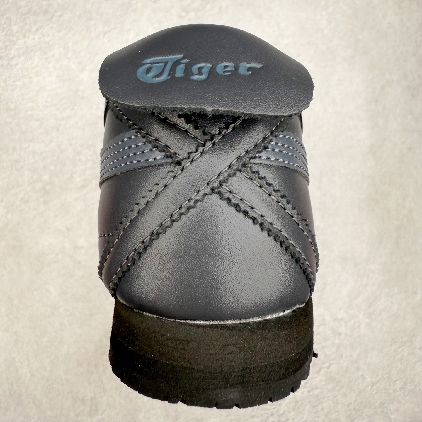 图片[8]-＃C版 Asics Onitsuka Tiger MEXICO 66 亚瑟士鬼冢虎复古经典板鞋 市场王者选手 海外订单工厂出品 长期生产补货永不断码 超成熟稳定的做工品控 原装全套纸板楦头开发 原汁原味 完美呈现版型 私模正确鞋底咬花纹路 一比一鞋头弧度高度鞋身弧度 绝不口嗨 细节品控鞋型随意秒杀市面 原档咬花纹路私模大底 一个单元有六个三角形 总体形拼接呈现花瓣状 官方四联吊牌 原装Ortholite轻量化鞋垫 原盒原配 质保卡 说明书 钢印防尘纸 纸板中底带钢印 乳胶组合鞋垫 支持全方位的对比专柜 产品从款式颜色造型上体现出追求舒适和细节的完美 鞋类更是推崇手工制作的严谨与完美 融舒适性与可穿性的设计风格 注重细节的完美和别致魅力 既保持稳重 又不失轻松的时尚感 尺码：36 37 37.5 38 39 39.5 40 40.5 41.5 42 42.5 43.5 44 45-选品中心