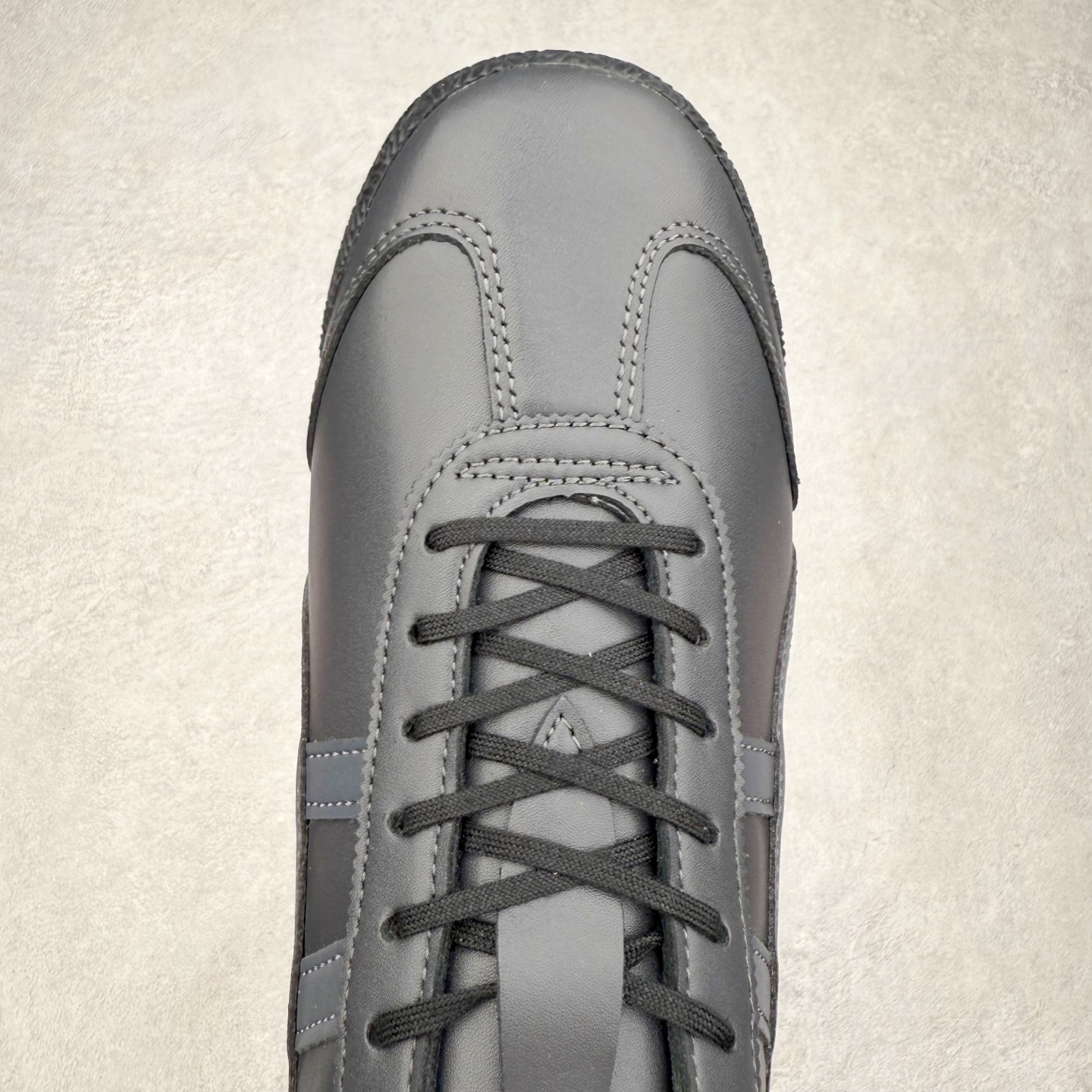 图片[4]-＃C版 Asics Onitsuka Tiger MEXICO 66 亚瑟士鬼冢虎复古经典板鞋 市场王者选手 海外订单工厂出品 长期生产补货永不断码 超成熟稳定的做工品控 原装全套纸板楦头开发 原汁原味 完美呈现版型 私模正确鞋底咬花纹路 一比一鞋头弧度高度鞋身弧度 绝不口嗨 细节品控鞋型随意秒杀市面 原档咬花纹路私模大底 一个单元有六个三角形 总体形拼接呈现花瓣状 官方四联吊牌 原装Ortholite轻量化鞋垫 原盒原配 质保卡 说明书 钢印防尘纸 纸板中底带钢印 乳胶组合鞋垫 支持全方位的对比专柜 产品从款式颜色造型上体现出追求舒适和细节的完美 鞋类更是推崇手工制作的严谨与完美 融舒适性与可穿性的设计风格 注重细节的完美和别致魅力 既保持稳重 又不失轻松的时尚感 尺码：36 37 37.5 38 39 39.5 40 40.5 41.5 42 42.5 43.5 44 45-选品中心