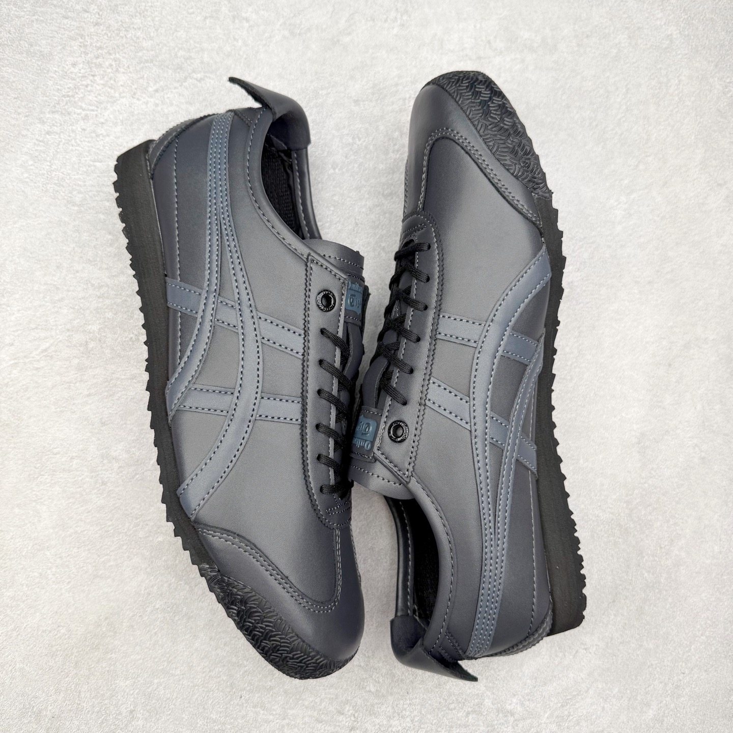 图片[3]-＃C版 Asics Onitsuka Tiger MEXICO 66 亚瑟士鬼冢虎复古经典板鞋 市场王者选手 海外订单工厂出品 长期生产补货永不断码 超成熟稳定的做工品控 原装全套纸板楦头开发 原汁原味 完美呈现版型 私模正确鞋底咬花纹路 一比一鞋头弧度高度鞋身弧度 绝不口嗨 细节品控鞋型随意秒杀市面 原档咬花纹路私模大底 一个单元有六个三角形 总体形拼接呈现花瓣状 官方四联吊牌 原装Ortholite轻量化鞋垫 原盒原配 质保卡 说明书 钢印防尘纸 纸板中底带钢印 乳胶组合鞋垫 支持全方位的对比专柜 产品从款式颜色造型上体现出追求舒适和细节的完美 鞋类更是推崇手工制作的严谨与完美 融舒适性与可穿性的设计风格 注重细节的完美和别致魅力 既保持稳重 又不失轻松的时尚感 尺码：36 37 37.5 38 39 39.5 40 40.5 41.5 42 42.5 43.5 44 45-选品中心