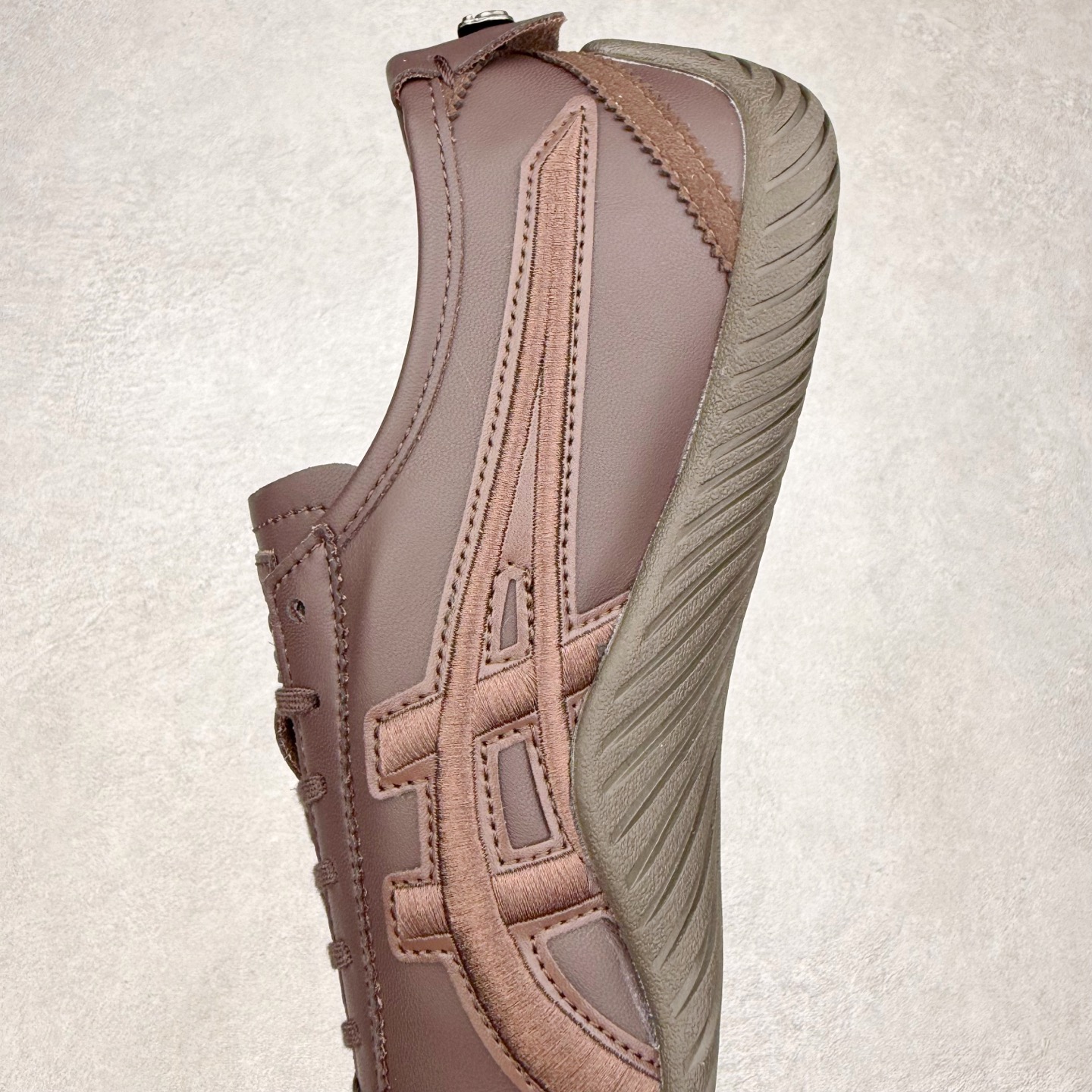 图片[7]-＃C版 Asics Onitsuka Tiger MEXICO 66 亚瑟士鬼冢虎复古经典板鞋 市场王者选手 海外订单工厂出品 长期生产补货永不断码 超成熟稳定的做工品控 原装全套纸板楦头开发 原汁原味 完美呈现版型 私模正确鞋底咬花纹路 一比一鞋头弧度高度鞋身弧度 绝不口嗨 细节品控鞋型随意秒杀市面 原档咬花纹路私模大底 一个单元有六个三角形 总体形拼接呈现花瓣状 官方四联吊牌 原装Ortholite轻量化鞋垫 原盒原配 质保卡 说明书 钢印防尘纸 纸板中底带钢印 乳胶组合鞋垫 支持全方位的对比专柜 产品从款式颜色造型上体现出追求舒适和细节的完美 鞋类更是推崇手工制作的严谨与完美 融舒适性与可穿性的设计风格 注重细节的完美和别致魅力 既保持稳重 又不失轻松的时尚感 尺码：36 37 37.5 38 39 39.5 40 40.5 41.5 42 42.5 43.5 44 45-选品中心