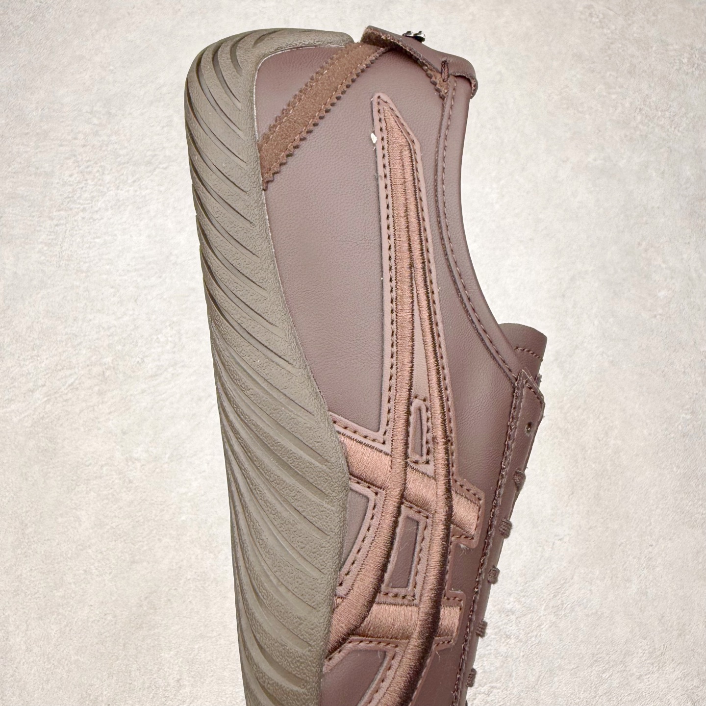 图片[6]-＃C版 Asics Onitsuka Tiger MEXICO 66 亚瑟士鬼冢虎复古经典板鞋 市场王者选手 海外订单工厂出品 长期生产补货永不断码 超成熟稳定的做工品控 原装全套纸板楦头开发 原汁原味 完美呈现版型 私模正确鞋底咬花纹路 一比一鞋头弧度高度鞋身弧度 绝不口嗨 细节品控鞋型随意秒杀市面 原档咬花纹路私模大底 一个单元有六个三角形 总体形拼接呈现花瓣状 官方四联吊牌 原装Ortholite轻量化鞋垫 原盒原配 质保卡 说明书 钢印防尘纸 纸板中底带钢印 乳胶组合鞋垫 支持全方位的对比专柜 产品从款式颜色造型上体现出追求舒适和细节的完美 鞋类更是推崇手工制作的严谨与完美 融舒适性与可穿性的设计风格 注重细节的完美和别致魅力 既保持稳重 又不失轻松的时尚感 尺码：36 37 37.5 38 39 39.5 40 40.5 41.5 42 42.5 43.5 44 45-选品中心