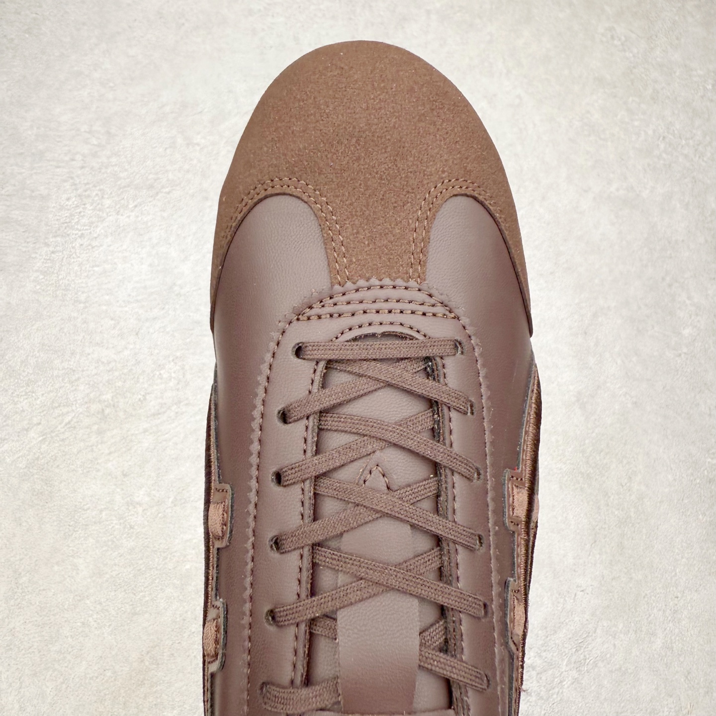 图片[4]-＃C版 Asics Onitsuka Tiger MEXICO 66 亚瑟士鬼冢虎复古经典板鞋 市场王者选手 海外订单工厂出品 长期生产补货永不断码 超成熟稳定的做工品控 原装全套纸板楦头开发 原汁原味 完美呈现版型 私模正确鞋底咬花纹路 一比一鞋头弧度高度鞋身弧度 绝不口嗨 细节品控鞋型随意秒杀市面 原档咬花纹路私模大底 一个单元有六个三角形 总体形拼接呈现花瓣状 官方四联吊牌 原装Ortholite轻量化鞋垫 原盒原配 质保卡 说明书 钢印防尘纸 纸板中底带钢印 乳胶组合鞋垫 支持全方位的对比专柜 产品从款式颜色造型上体现出追求舒适和细节的完美 鞋类更是推崇手工制作的严谨与完美 融舒适性与可穿性的设计风格 注重细节的完美和别致魅力 既保持稳重 又不失轻松的时尚感 尺码：36 37 37.5 38 39 39.5 40 40.5 41.5 42 42.5 43.5 44 45-选品中心