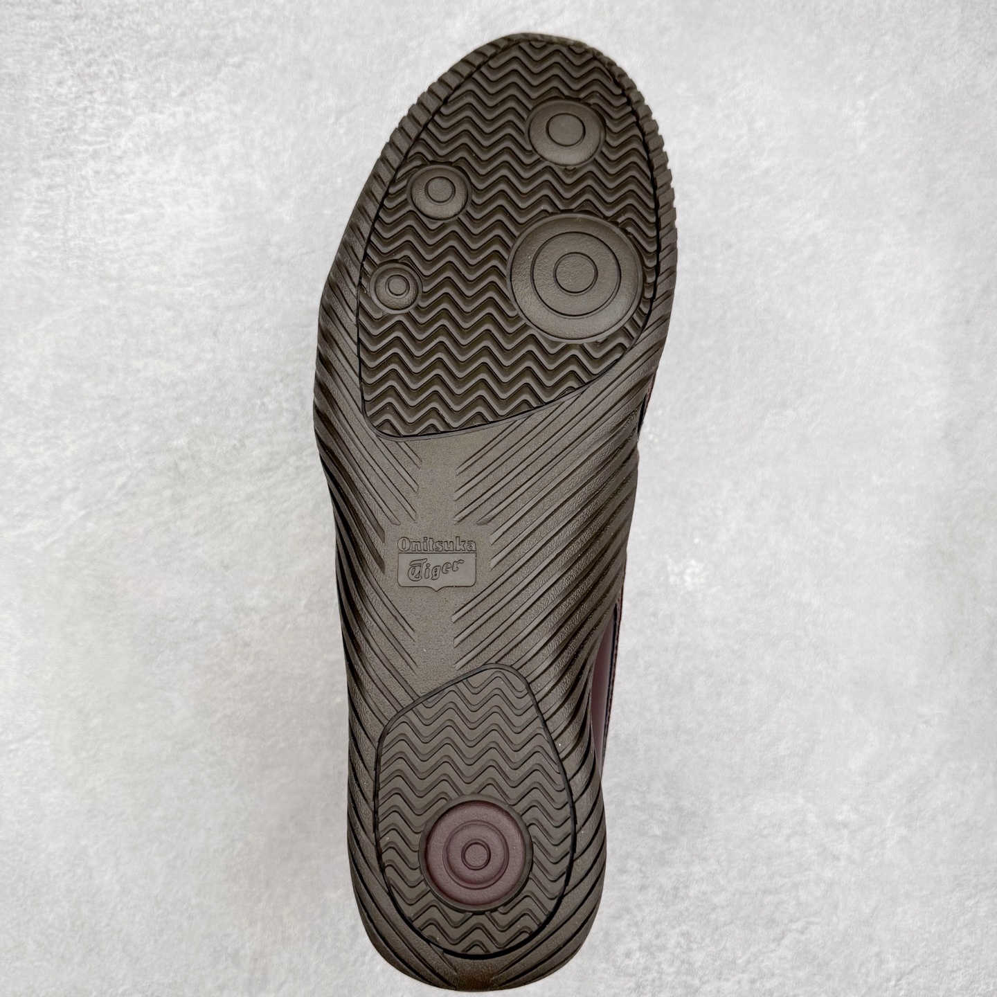 图片[9]-＃C版 Asics Onitsuka Tiger MEXICO 66 亚瑟士鬼冢虎复古经典板鞋 市场王者选手 海外订单工厂出品 长期生产补货永不断码 超成熟稳定的做工品控 原装全套纸板楦头开发 原汁原味 完美呈现版型 私模正确鞋底咬花纹路 一比一鞋头弧度高度鞋身弧度 绝不口嗨 细节品控鞋型随意秒杀市面 原档咬花纹路私模大底 一个单元有六个三角形 总体形拼接呈现花瓣状 官方四联吊牌 原装Ortholite轻量化鞋垫 原盒原配 质保卡 说明书 钢印防尘纸 纸板中底带钢印 乳胶组合鞋垫 支持全方位的对比专柜 产品从款式颜色造型上体现出追求舒适和细节的完美 鞋类更是推崇手工制作的严谨与完美 融舒适性与可穿性的设计风格 注重细节的完美和别致魅力 既保持稳重 又不失轻松的时尚感 尺码：36 37 37.5 38 39 39.5 40 40.5 41.5 42 42.5 43.5 44 45-选品中心