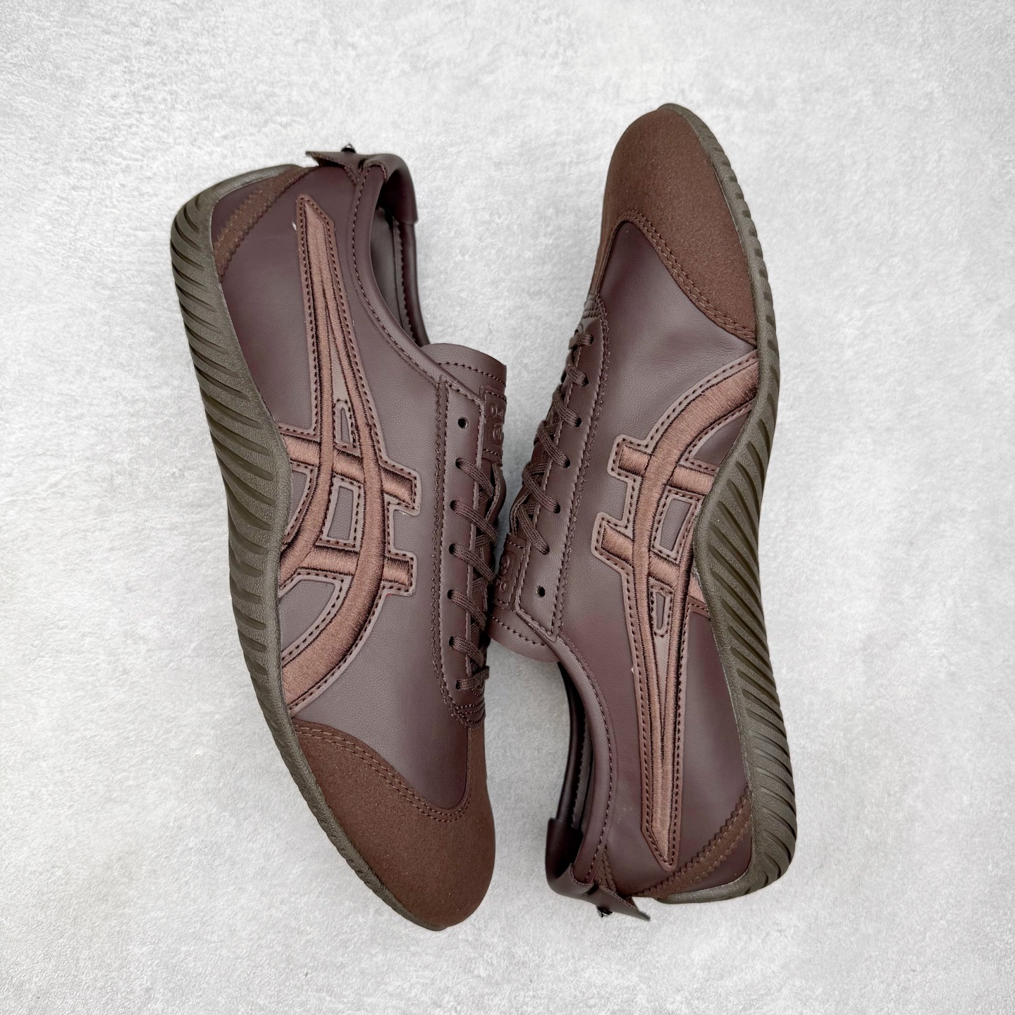 图片[3]-＃C版 Asics Onitsuka Tiger MEXICO 66 亚瑟士鬼冢虎复古经典板鞋 市场王者选手 海外订单工厂出品 长期生产补货永不断码 超成熟稳定的做工品控 原装全套纸板楦头开发 原汁原味 完美呈现版型 私模正确鞋底咬花纹路 一比一鞋头弧度高度鞋身弧度 绝不口嗨 细节品控鞋型随意秒杀市面 原档咬花纹路私模大底 一个单元有六个三角形 总体形拼接呈现花瓣状 官方四联吊牌 原装Ortholite轻量化鞋垫 原盒原配 质保卡 说明书 钢印防尘纸 纸板中底带钢印 乳胶组合鞋垫 支持全方位的对比专柜 产品从款式颜色造型上体现出追求舒适和细节的完美 鞋类更是推崇手工制作的严谨与完美 融舒适性与可穿性的设计风格 注重细节的完美和别致魅力 既保持稳重 又不失轻松的时尚感 尺码：36 37 37.5 38 39 39.5 40 40.5 41.5 42 42.5 43.5 44 45-选品中心