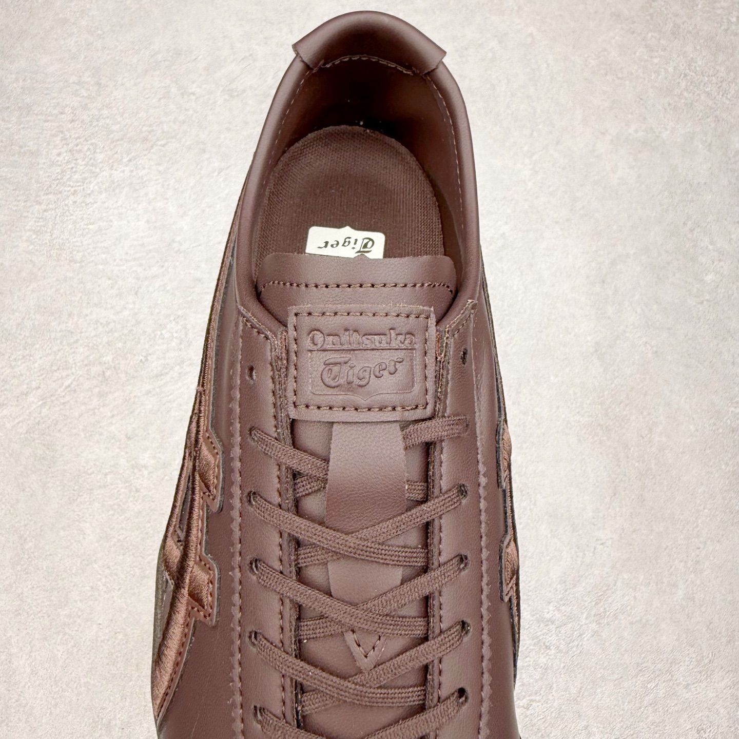 图片[5]-＃C版 Asics Onitsuka Tiger MEXICO 66 亚瑟士鬼冢虎复古经典板鞋 市场王者选手 海外订单工厂出品 长期生产补货永不断码 超成熟稳定的做工品控 原装全套纸板楦头开发 原汁原味 完美呈现版型 私模正确鞋底咬花纹路 一比一鞋头弧度高度鞋身弧度 绝不口嗨 细节品控鞋型随意秒杀市面 原档咬花纹路私模大底 一个单元有六个三角形 总体形拼接呈现花瓣状 官方四联吊牌 原装Ortholite轻量化鞋垫 原盒原配 质保卡 说明书 钢印防尘纸 纸板中底带钢印 乳胶组合鞋垫 支持全方位的对比专柜 产品从款式颜色造型上体现出追求舒适和细节的完美 鞋类更是推崇手工制作的严谨与完美 融舒适性与可穿性的设计风格 注重细节的完美和别致魅力 既保持稳重 又不失轻松的时尚感 尺码：36 37 37.5 38 39 39.5 40 40.5 41.5 42 42.5 43.5 44 45-选品中心