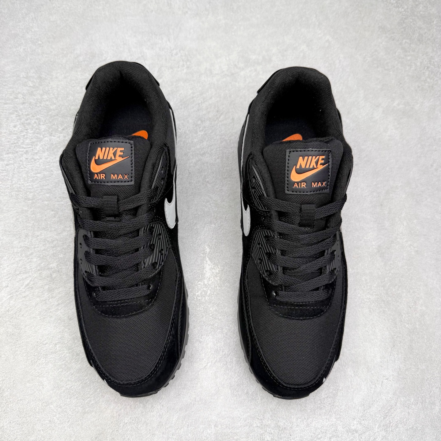 图片[2]-＃MX版 NK Air MAX 90 气垫复古减震跑步鞋 DO6706-010 经典重温 独家陆续补货 外单专供大厂出品 品质稳定 一百余色 终端操作 Air Max 90于1990年推出 来自Air Max系列 在Air Max 1的基础上改进而得 增加了气垫面积 外型上也更为流线 最特別的就是加入了菱纹塑胶嵌板 为Air Max 90增添了许多潮流气息 皮革鞋面 造就出色耐穿性和支撑力 Max Air缓震配置搭配泡棉中底 令Air Max 90轻盈而舒适 华夫格橡胶外底 铸就Air Max 90非凡的抓地力 而Air Max 90不仅是一双跑鞋 它成功跨越了时间的演进 成为了球鞋文化与潮流圈中最熟为人知的鞋款之一 尺码：36 36.5 37.5 38 38.5 39 40 40.5 41 42 42.5 43 44 44.5 45-选品中心