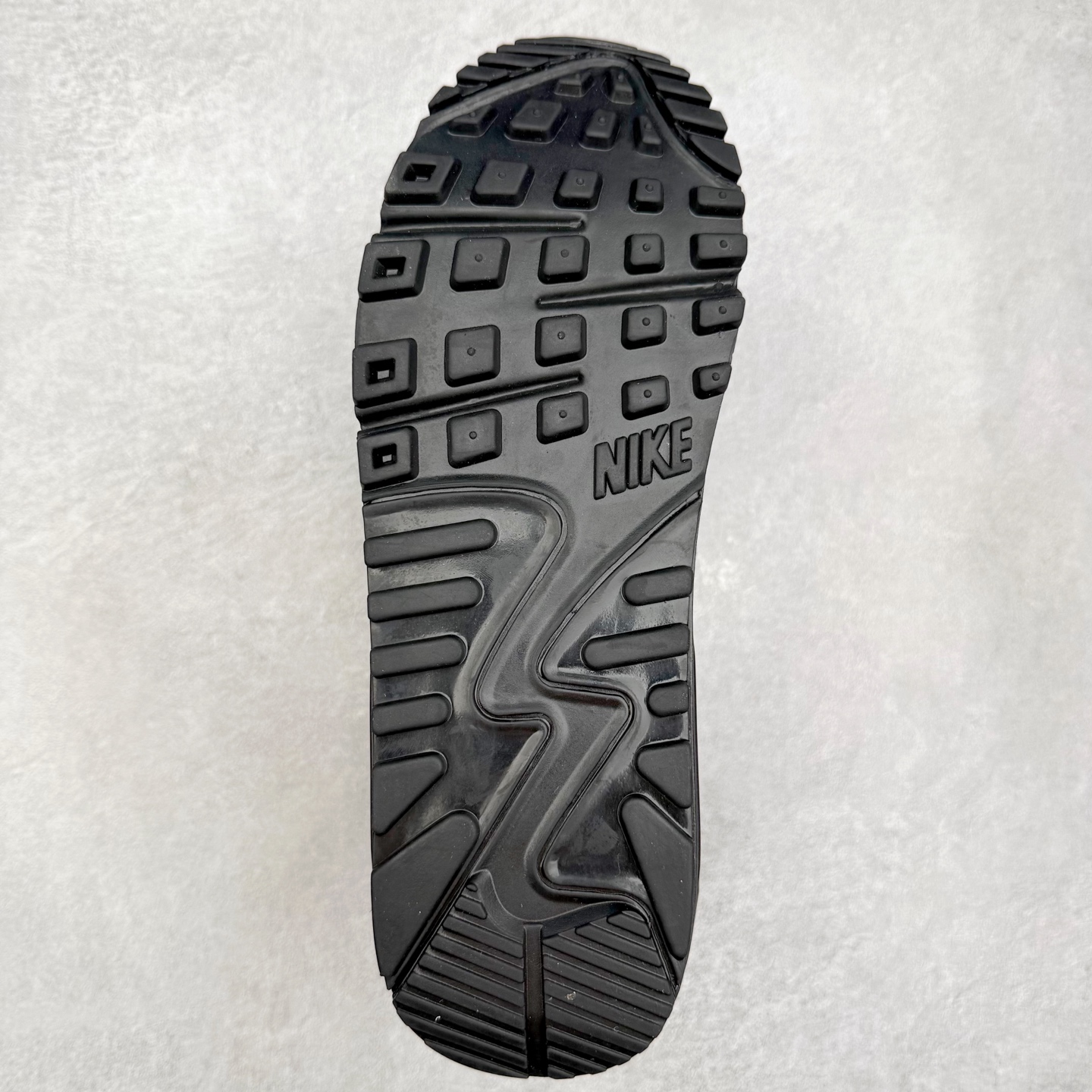 图片[9]-＃MX版 NK Air MAX 90 气垫复古减震跑步鞋 DO6706-010 经典重温 独家陆续补货 外单专供大厂出品 品质稳定 一百余色 终端操作 Air Max 90于1990年推出 来自Air Max系列 在Air Max 1的基础上改进而得 增加了气垫面积 外型上也更为流线 最特別的就是加入了菱纹塑胶嵌板 为Air Max 90增添了许多潮流气息 皮革鞋面 造就出色耐穿性和支撑力 Max Air缓震配置搭配泡棉中底 令Air Max 90轻盈而舒适 华夫格橡胶外底 铸就Air Max 90非凡的抓地力 而Air Max 90不仅是一双跑鞋 它成功跨越了时间的演进 成为了球鞋文化与潮流圈中最熟为人知的鞋款之一 尺码：36 36.5 37.5 38 38.5 39 40 40.5 41 42 42.5 43 44 44.5 45-选品中心