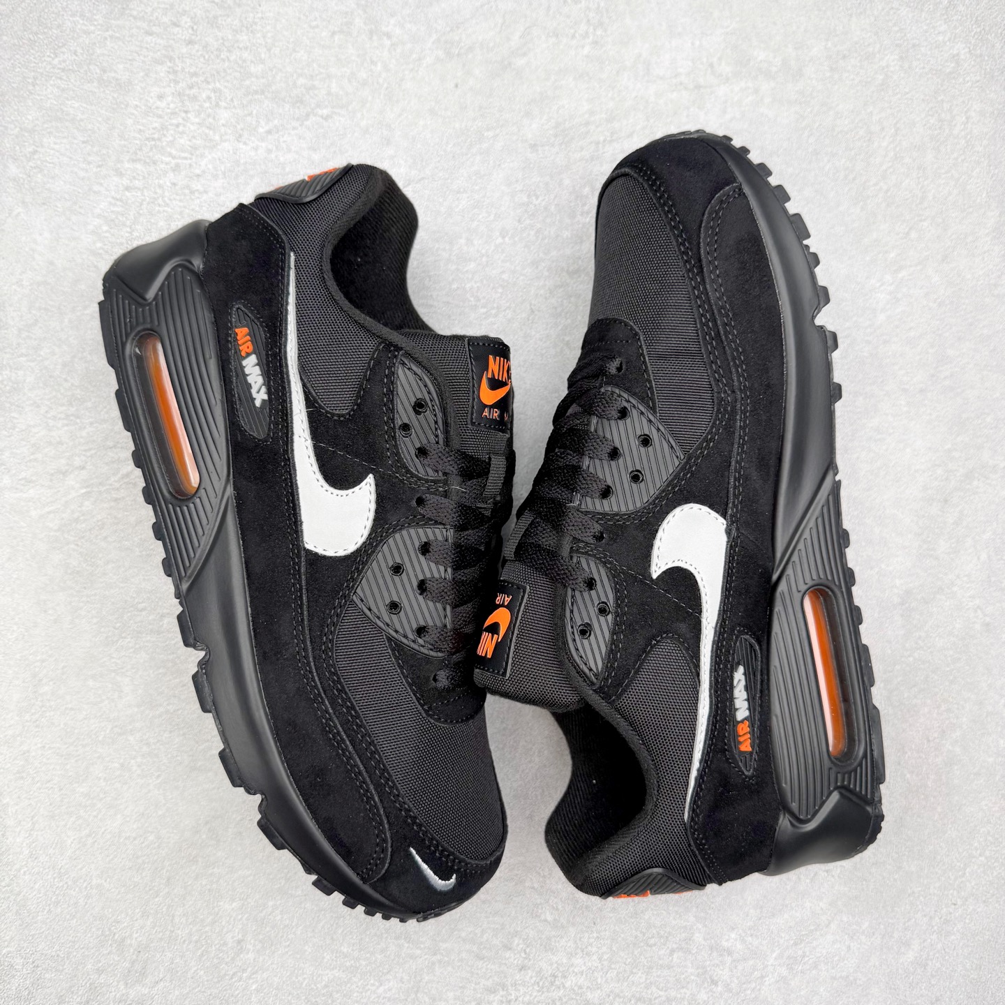 图片[3]-＃MX版 NK Air MAX 90 气垫复古减震跑步鞋 DO6706-010 经典重温 独家陆续补货 外单专供大厂出品 品质稳定 一百余色 终端操作 Air Max 90于1990年推出 来自Air Max系列 在Air Max 1的基础上改进而得 增加了气垫面积 外型上也更为流线 最特別的就是加入了菱纹塑胶嵌板 为Air Max 90增添了许多潮流气息 皮革鞋面 造就出色耐穿性和支撑力 Max Air缓震配置搭配泡棉中底 令Air Max 90轻盈而舒适 华夫格橡胶外底 铸就Air Max 90非凡的抓地力 而Air Max 90不仅是一双跑鞋 它成功跨越了时间的演进 成为了球鞋文化与潮流圈中最熟为人知的鞋款之一 尺码：36 36.5 37.5 38 38.5 39 40 40.5 41 42 42.5 43 44 44.5 45-选品中心