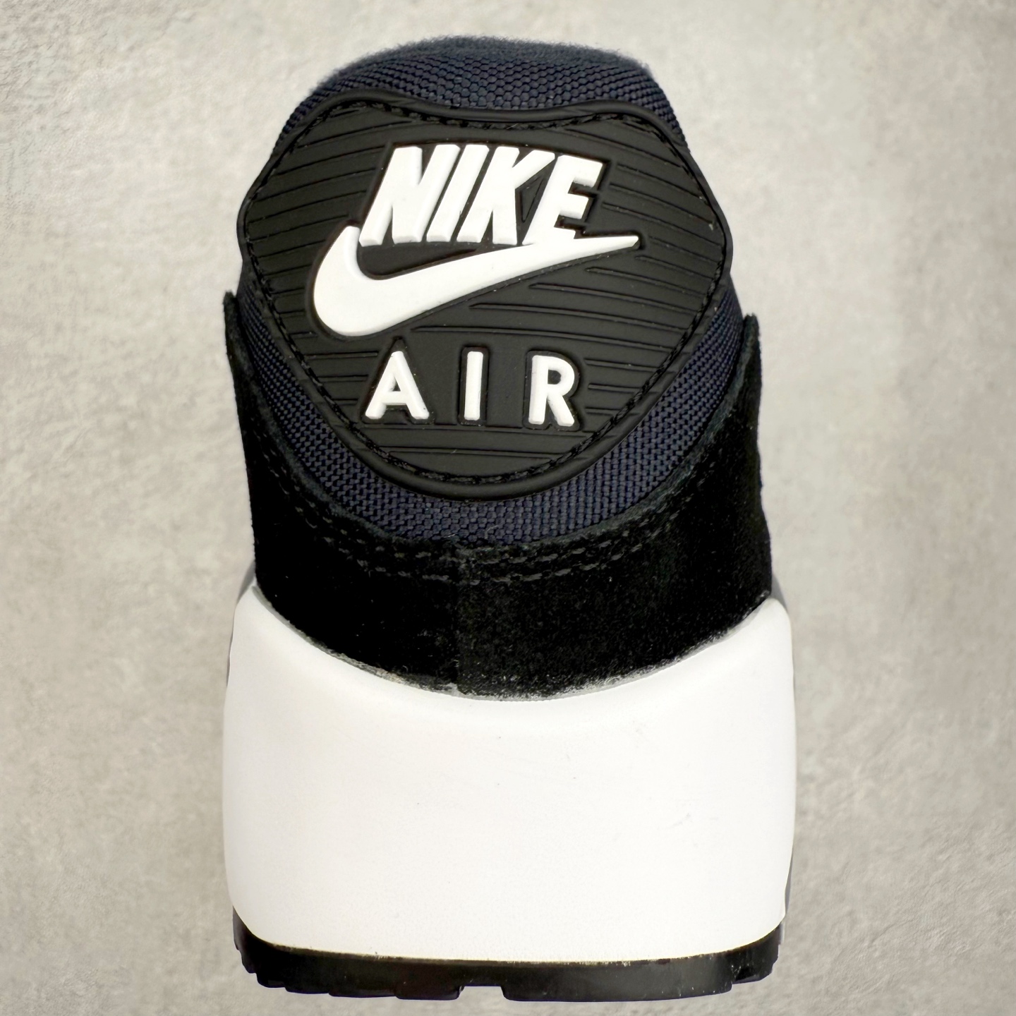 图片[8]-＃MX版 NK Air MAX 90 气垫复古减震跑步鞋 DA1641-003 经典重温 独家陆续补货 外单专供大厂出品 品质稳定 一百余色 终端操作 Air Max 90于1990年推出 来自Air Max系列 在Air Max 1的基础上改进而得 增加了气垫面积 外型上也更为流线 最特別的就是加入了菱纹塑胶嵌板 为Air Max 90增添了许多潮流气息 皮革鞋面 造就出色耐穿性和支撑力 Max Air缓震配置搭配泡棉中底 令Air Max 90轻盈而舒适 华夫格橡胶外底 铸就Air Max 90非凡的抓地力 而Air Max 90不仅是一双跑鞋 它成功跨越了时间的演进 成为了球鞋文化与潮流圈中最熟为人知的鞋款之一 尺码：36 36.5 37.5 38 38.5 39 40 40.5 41 42 42.5 43 44 44.5 45-选品中心