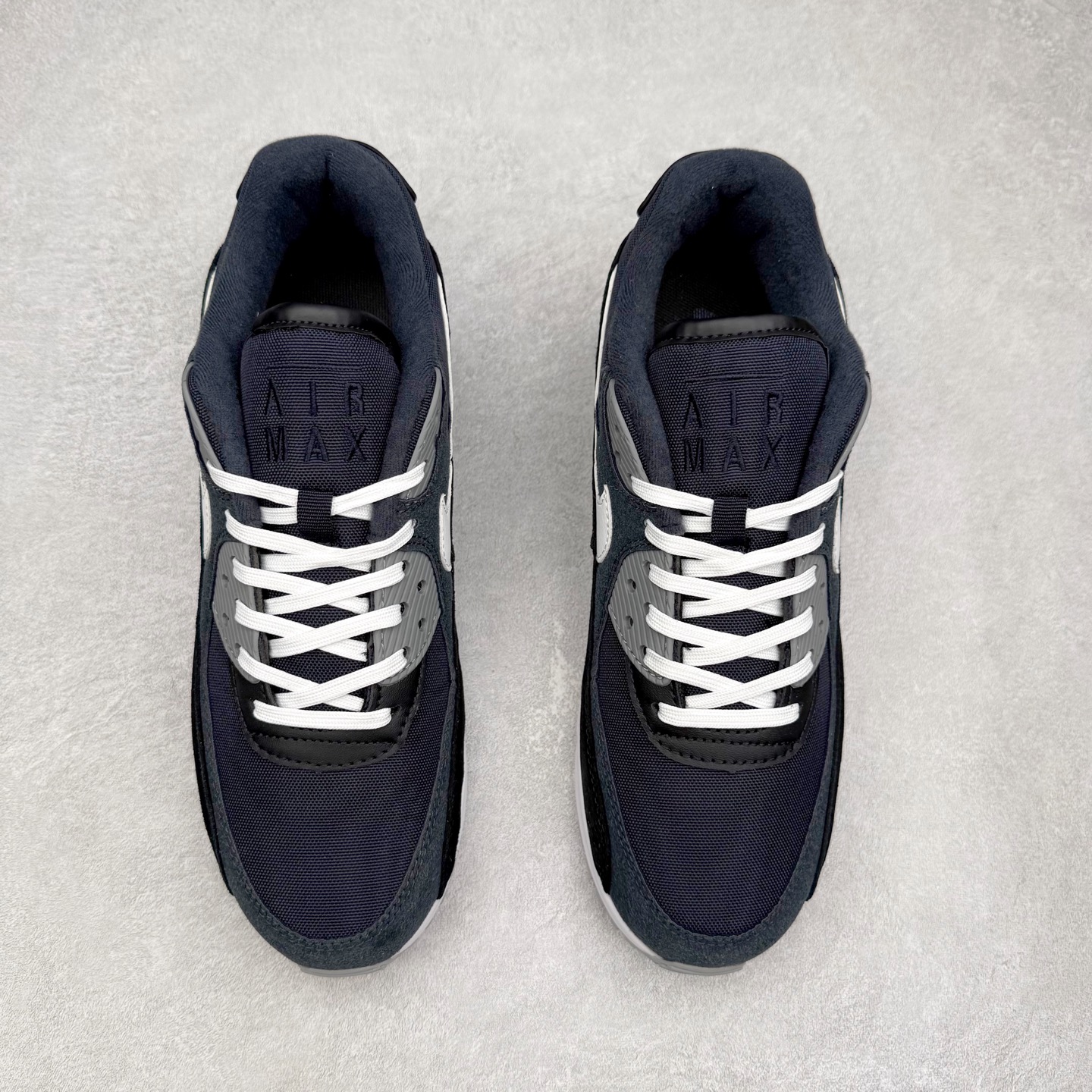 图片[2]-＃MX版 NK Air MAX 90 气垫复古减震跑步鞋 DA1641-003 经典重温 独家陆续补货 外单专供大厂出品 品质稳定 一百余色 终端操作 Air Max 90于1990年推出 来自Air Max系列 在Air Max 1的基础上改进而得 增加了气垫面积 外型上也更为流线 最特別的就是加入了菱纹塑胶嵌板 为Air Max 90增添了许多潮流气息 皮革鞋面 造就出色耐穿性和支撑力 Max Air缓震配置搭配泡棉中底 令Air Max 90轻盈而舒适 华夫格橡胶外底 铸就Air Max 90非凡的抓地力 而Air Max 90不仅是一双跑鞋 它成功跨越了时间的演进 成为了球鞋文化与潮流圈中最熟为人知的鞋款之一 尺码：36 36.5 37.5 38 38.5 39 40 40.5 41 42 42.5 43 44 44.5 45-选品中心