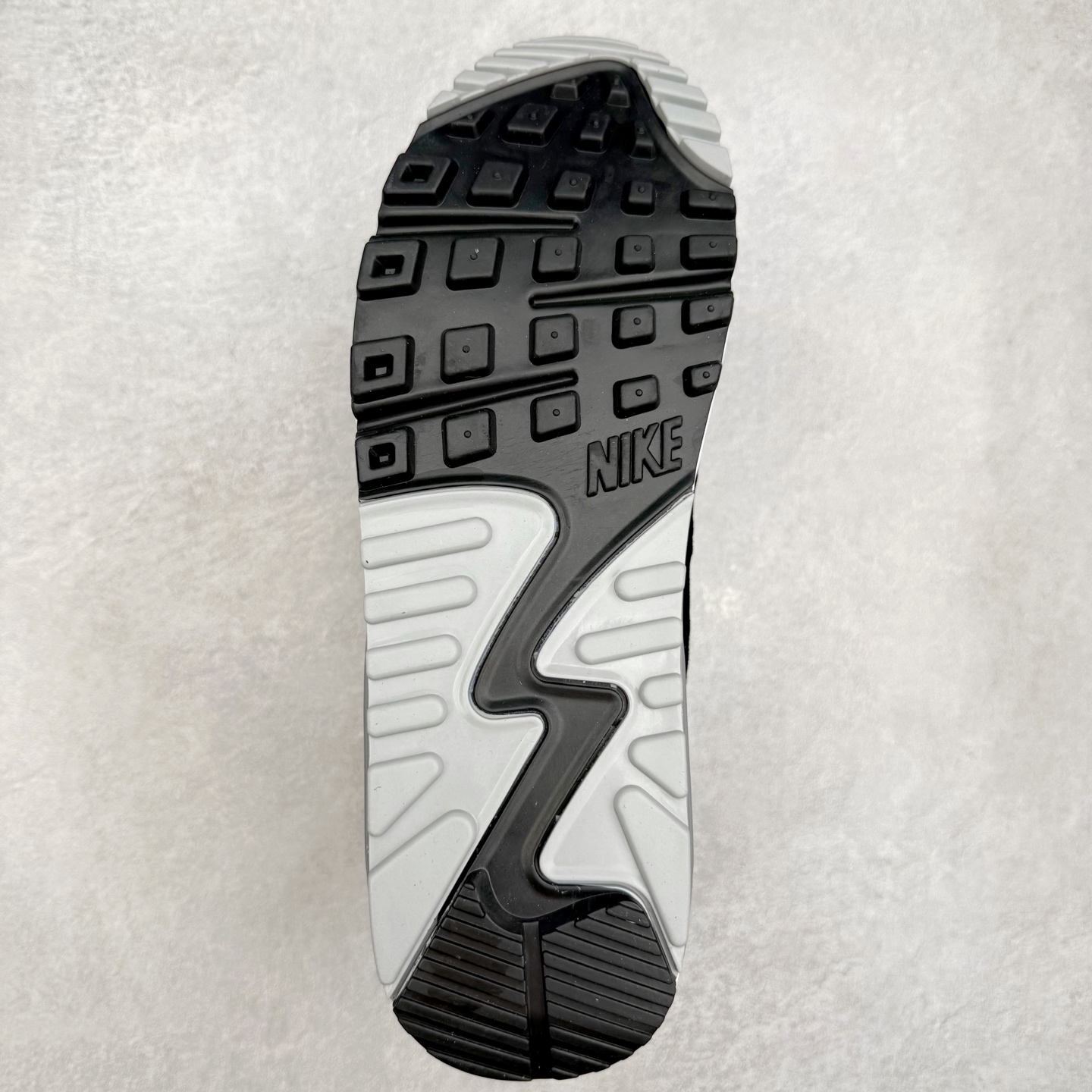 图片[9]-＃MX版 NK Air MAX 90 气垫复古减震跑步鞋 DA1641-003 经典重温 独家陆续补货 外单专供大厂出品 品质稳定 一百余色 终端操作 Air Max 90于1990年推出 来自Air Max系列 在Air Max 1的基础上改进而得 增加了气垫面积 外型上也更为流线 最特別的就是加入了菱纹塑胶嵌板 为Air Max 90增添了许多潮流气息 皮革鞋面 造就出色耐穿性和支撑力 Max Air缓震配置搭配泡棉中底 令Air Max 90轻盈而舒适 华夫格橡胶外底 铸就Air Max 90非凡的抓地力 而Air Max 90不仅是一双跑鞋 它成功跨越了时间的演进 成为了球鞋文化与潮流圈中最熟为人知的鞋款之一 尺码：36 36.5 37.5 38 38.5 39 40 40.5 41 42 42.5 43 44 44.5 45-选品中心