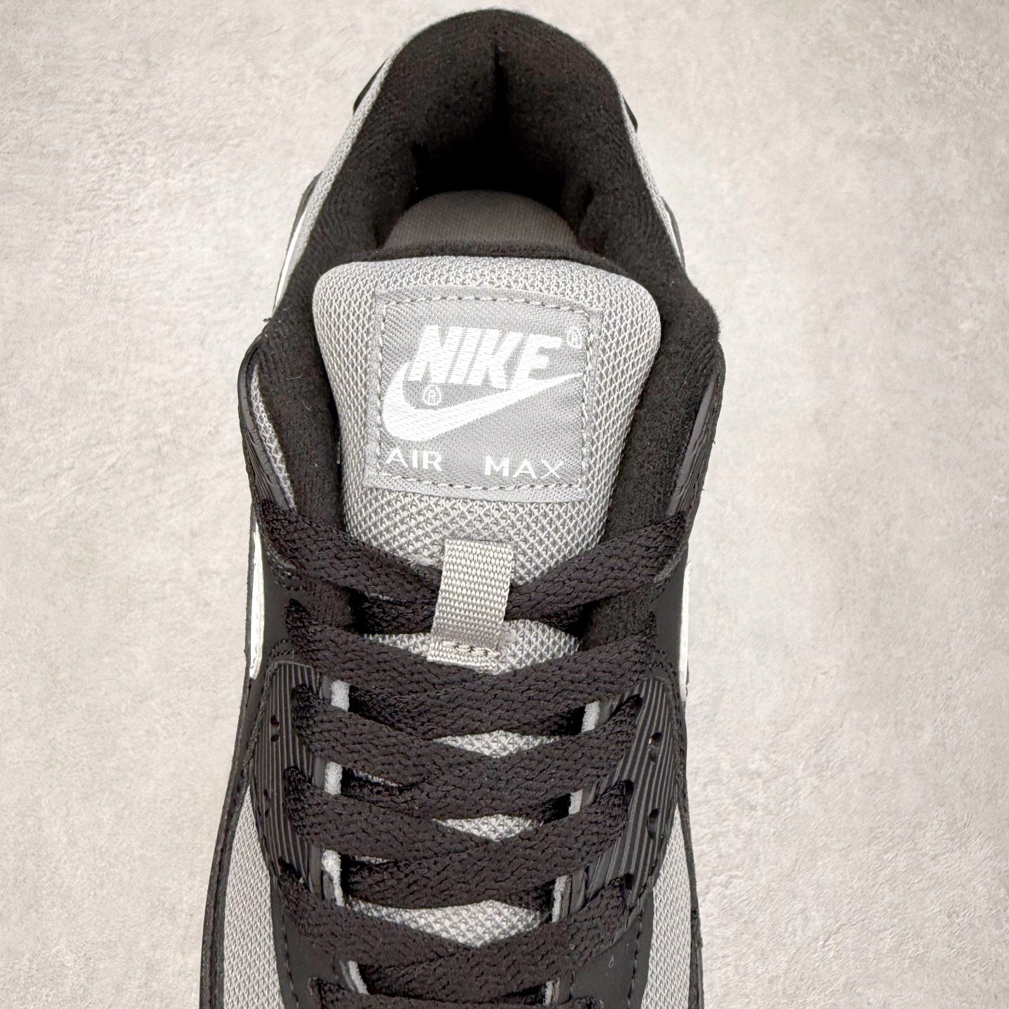 图片[5]-＃MX版 NK Air MAX 90 气垫复古减震跑步鞋 IM5989-010 经典重温 独家陆续补货 外单专供大厂出品 品质稳定 一百余色 终端操作 Air Max 90于1990年推出 来自Air Max系列 在Air Max 1的基础上改进而得 增加了气垫面积 外型上也更为流线 最特別的就是加入了菱纹塑胶嵌板 为Air Max 90增添了许多潮流气息 皮革鞋面 造就出色耐穿性和支撑力 Max Air缓震配置搭配泡棉中底 令Air Max 90轻盈而舒适 华夫格橡胶外底 铸就Air Max 90非凡的抓地力 而Air Max 90不仅是一双跑鞋 它成功跨越了时间的演进 成为了球鞋文化与潮流圈中最熟为人知的鞋款之一 尺码：36 36.5 37.5 38 38.5 39 40 40.5 41 42 42.5 43 44 44.5 45-选品中心