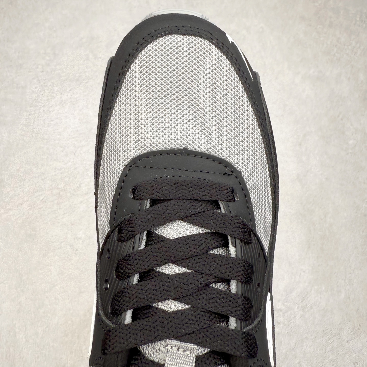 图片[4]-＃MX版 NK Air MAX 90 气垫复古减震跑步鞋 IM5989-010 经典重温 独家陆续补货 外单专供大厂出品 品质稳定 一百余色 终端操作 Air Max 90于1990年推出 来自Air Max系列 在Air Max 1的基础上改进而得 增加了气垫面积 外型上也更为流线 最特別的就是加入了菱纹塑胶嵌板 为Air Max 90增添了许多潮流气息 皮革鞋面 造就出色耐穿性和支撑力 Max Air缓震配置搭配泡棉中底 令Air Max 90轻盈而舒适 华夫格橡胶外底 铸就Air Max 90非凡的抓地力 而Air Max 90不仅是一双跑鞋 它成功跨越了时间的演进 成为了球鞋文化与潮流圈中最熟为人知的鞋款之一 尺码：36 36.5 37.5 38 38.5 39 40 40.5 41 42 42.5 43 44 44.5 45-选品中心