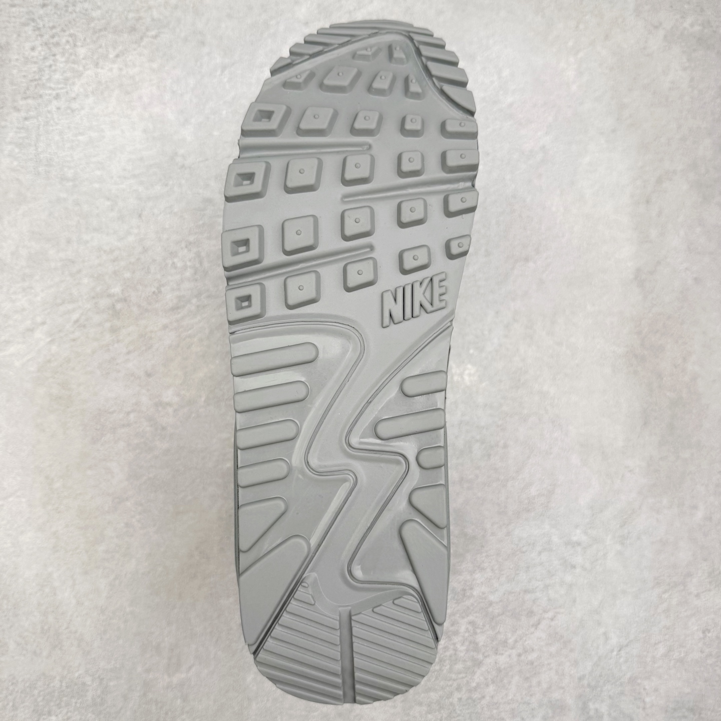 图片[9]-＃MX版 NK Air MAX 90 气垫复古减震跑步鞋 IM5989-010 经典重温 独家陆续补货 外单专供大厂出品 品质稳定 一百余色 终端操作 Air Max 90于1990年推出 来自Air Max系列 在Air Max 1的基础上改进而得 增加了气垫面积 外型上也更为流线 最特別的就是加入了菱纹塑胶嵌板 为Air Max 90增添了许多潮流气息 皮革鞋面 造就出色耐穿性和支撑力 Max Air缓震配置搭配泡棉中底 令Air Max 90轻盈而舒适 华夫格橡胶外底 铸就Air Max 90非凡的抓地力 而Air Max 90不仅是一双跑鞋 它成功跨越了时间的演进 成为了球鞋文化与潮流圈中最熟为人知的鞋款之一 尺码：36 36.5 37.5 38 38.5 39 40 40.5 41 42 42.5 43 44 44.5 45-选品中心