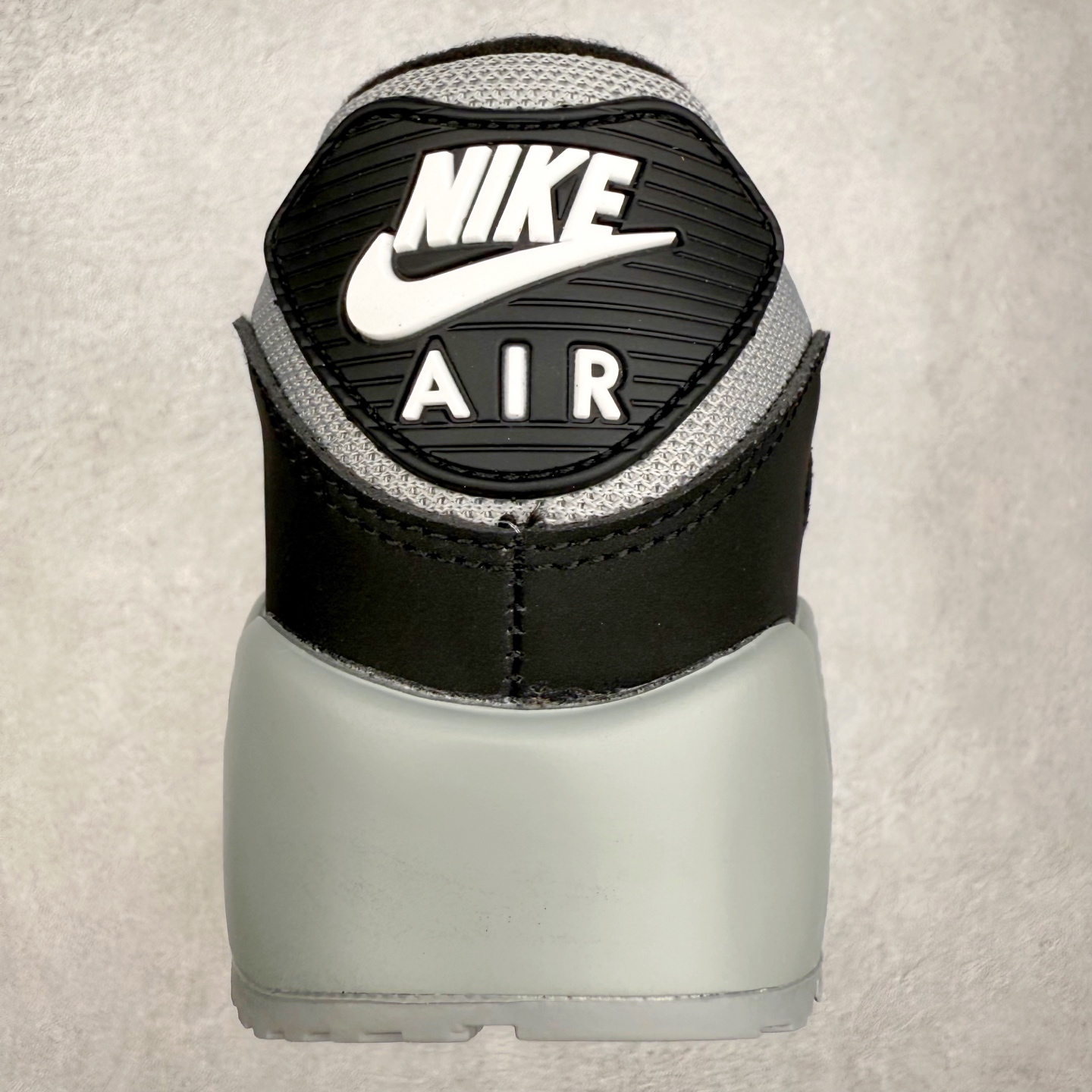 图片[8]-＃MX版 NK Air MAX 90 气垫复古减震跑步鞋 IM5989-010 经典重温 独家陆续补货 外单专供大厂出品 品质稳定 一百余色 终端操作 Air Max 90于1990年推出 来自Air Max系列 在Air Max 1的基础上改进而得 增加了气垫面积 外型上也更为流线 最特別的就是加入了菱纹塑胶嵌板 为Air Max 90增添了许多潮流气息 皮革鞋面 造就出色耐穿性和支撑力 Max Air缓震配置搭配泡棉中底 令Air Max 90轻盈而舒适 华夫格橡胶外底 铸就Air Max 90非凡的抓地力 而Air Max 90不仅是一双跑鞋 它成功跨越了时间的演进 成为了球鞋文化与潮流圈中最熟为人知的鞋款之一 尺码：36 36.5 37.5 38 38.5 39 40 40.5 41 42 42.5 43 44 44.5 45-选品中心