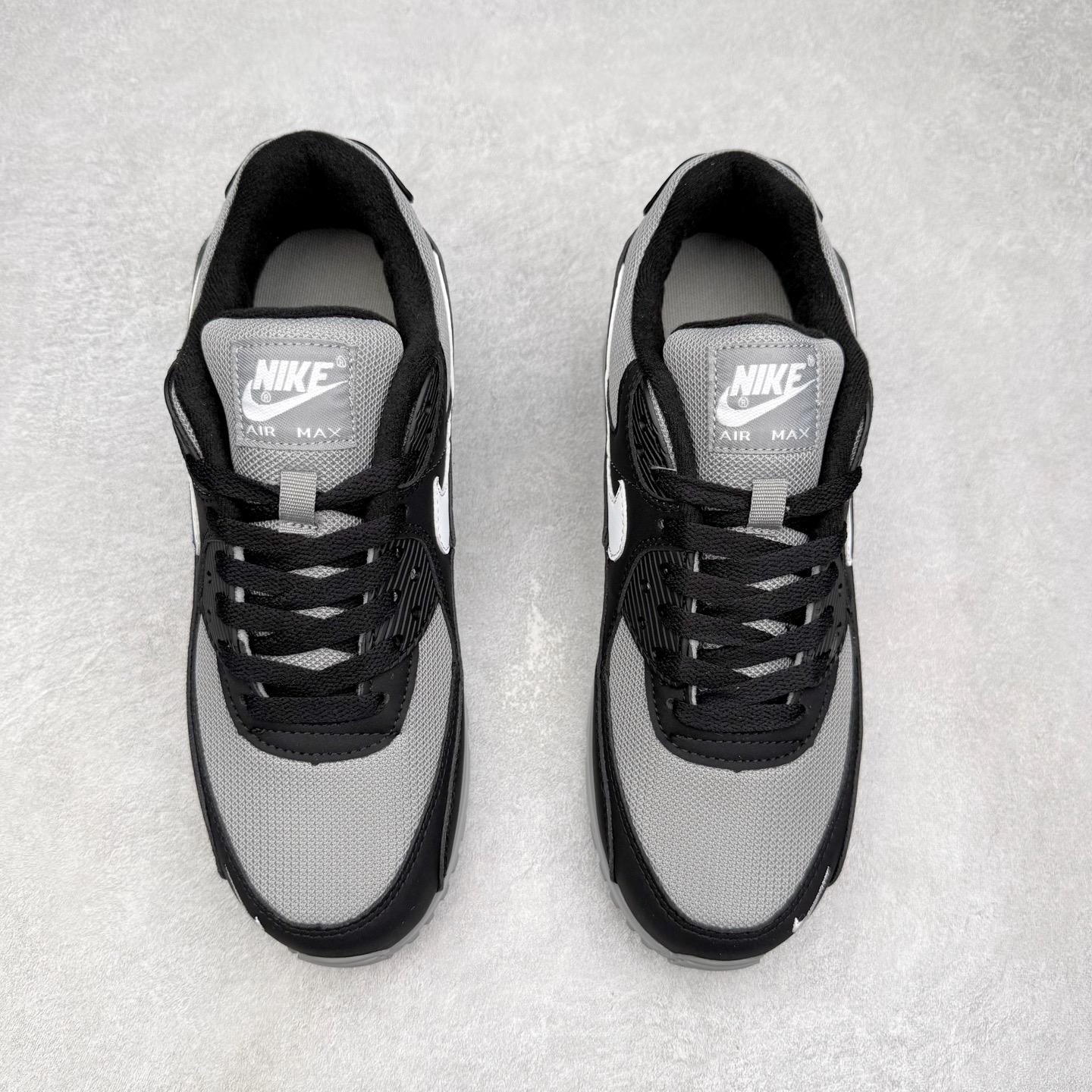 图片[2]-＃MX版 NK Air MAX 90 气垫复古减震跑步鞋 IM5989-010 经典重温 独家陆续补货 外单专供大厂出品 品质稳定 一百余色 终端操作 Air Max 90于1990年推出 来自Air Max系列 在Air Max 1的基础上改进而得 增加了气垫面积 外型上也更为流线 最特別的就是加入了菱纹塑胶嵌板 为Air Max 90增添了许多潮流气息 皮革鞋面 造就出色耐穿性和支撑力 Max Air缓震配置搭配泡棉中底 令Air Max 90轻盈而舒适 华夫格橡胶外底 铸就Air Max 90非凡的抓地力 而Air Max 90不仅是一双跑鞋 它成功跨越了时间的演进 成为了球鞋文化与潮流圈中最熟为人知的鞋款之一 尺码：36 36.5 37.5 38 38.5 39 40 40.5 41 42 42.5 43 44 44.5 45-选品中心