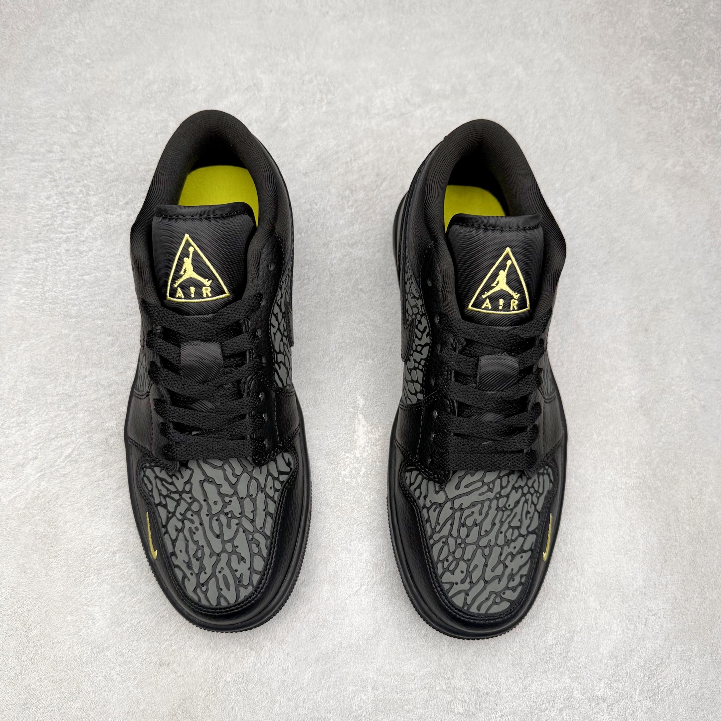 图片[2]-＃K版 Air Jordan AJ1 Low 低帮 IM6568-010 全新流水线出品 DT版本唯一平替选择 市场第二梯队最强版 全部原鞋开发 原楦原纸板开发 全鞋电脑针车 原厂内置全掌气垫 原盒内在原标 唯一Zp原版鞋带绑法 免检产品 全新2022版型 全头层皮料 完美零毛边处理 原厂配置全掌气垫 价格定位良心 几十个配色陆续出货 实拍调校N版已经零色差零失真 百分百还原实物色彩所见即所得 不存在货不对板色差等低级问题 选购参考实物拍摄 不混卖不参货 只用心做好货严格选品 承诺混一赔十 尺码：36 36.5 37.5 38 38.5 39 40 40.5 41 42 42.5 43 44 44.5 45-选品中心