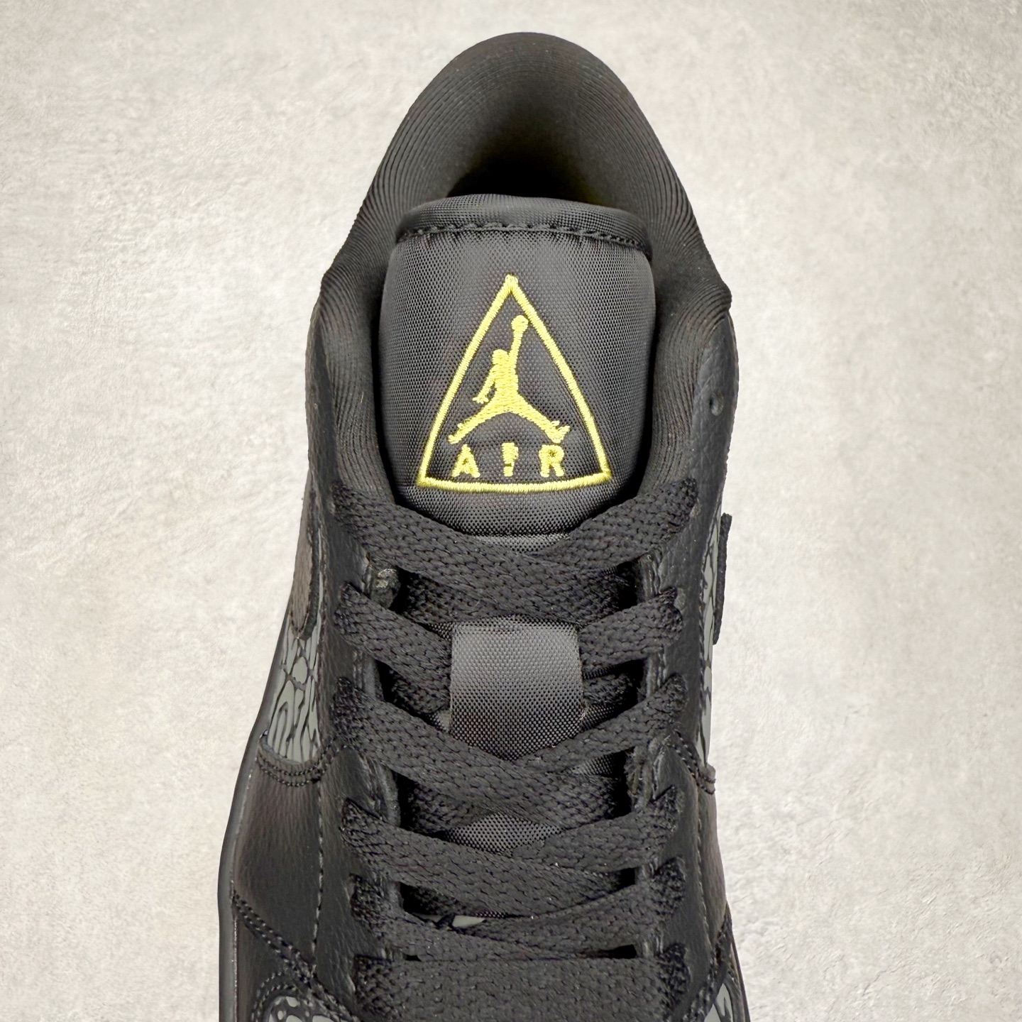 图片[5]-＃K版 Air Jordan AJ1 Low 低帮 IM6568-010 全新流水线出品 DT版本唯一平替选择 市场第二梯队最强版 全部原鞋开发 原楦原纸板开发 全鞋电脑针车 原厂内置全掌气垫 原盒内在原标 唯一Zp原版鞋带绑法 免检产品 全新2022版型 全头层皮料 完美零毛边处理 原厂配置全掌气垫 价格定位良心 几十个配色陆续出货 实拍调校N版已经零色差零失真 百分百还原实物色彩所见即所得 不存在货不对板色差等低级问题 选购参考实物拍摄 不混卖不参货 只用心做好货严格选品 承诺混一赔十 尺码：36 36.5 37.5 38 38.5 39 40 40.5 41 42 42.5 43 44 44.5 45-选品中心