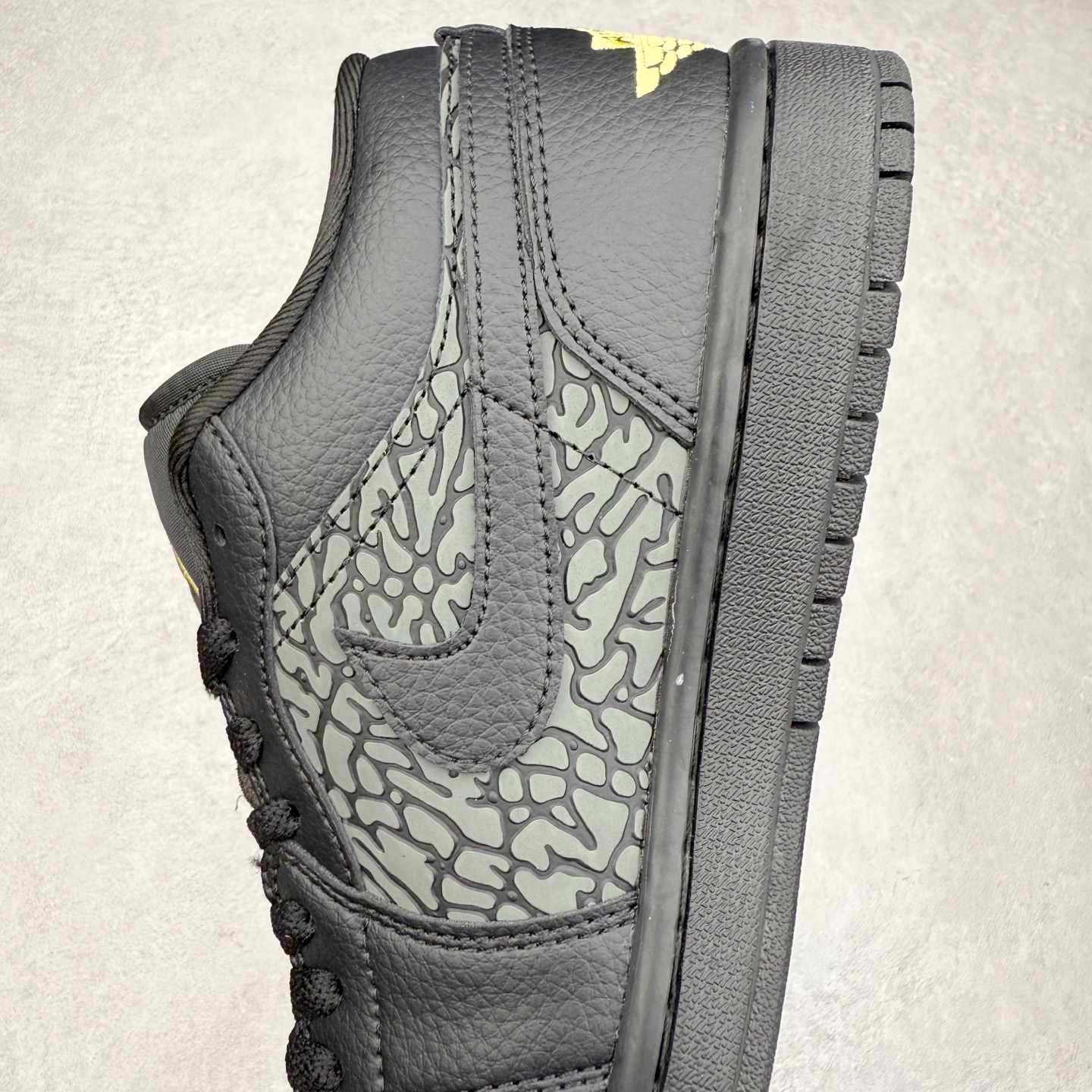 图片[7]-＃K版 Air Jordan AJ1 Low 低帮 IM6568-010 全新流水线出品 DT版本唯一平替选择 市场第二梯队最强版 全部原鞋开发 原楦原纸板开发 全鞋电脑针车 原厂内置全掌气垫 原盒内在原标 唯一Zp原版鞋带绑法 免检产品 全新2022版型 全头层皮料 完美零毛边处理 原厂配置全掌气垫 价格定位良心 几十个配色陆续出货 实拍调校N版已经零色差零失真 百分百还原实物色彩所见即所得 不存在货不对板色差等低级问题 选购参考实物拍摄 不混卖不参货 只用心做好货严格选品 承诺混一赔十 尺码：36 36.5 37.5 38 38.5 39 40 40.5 41 42 42.5 43 44 44.5 45-选品中心