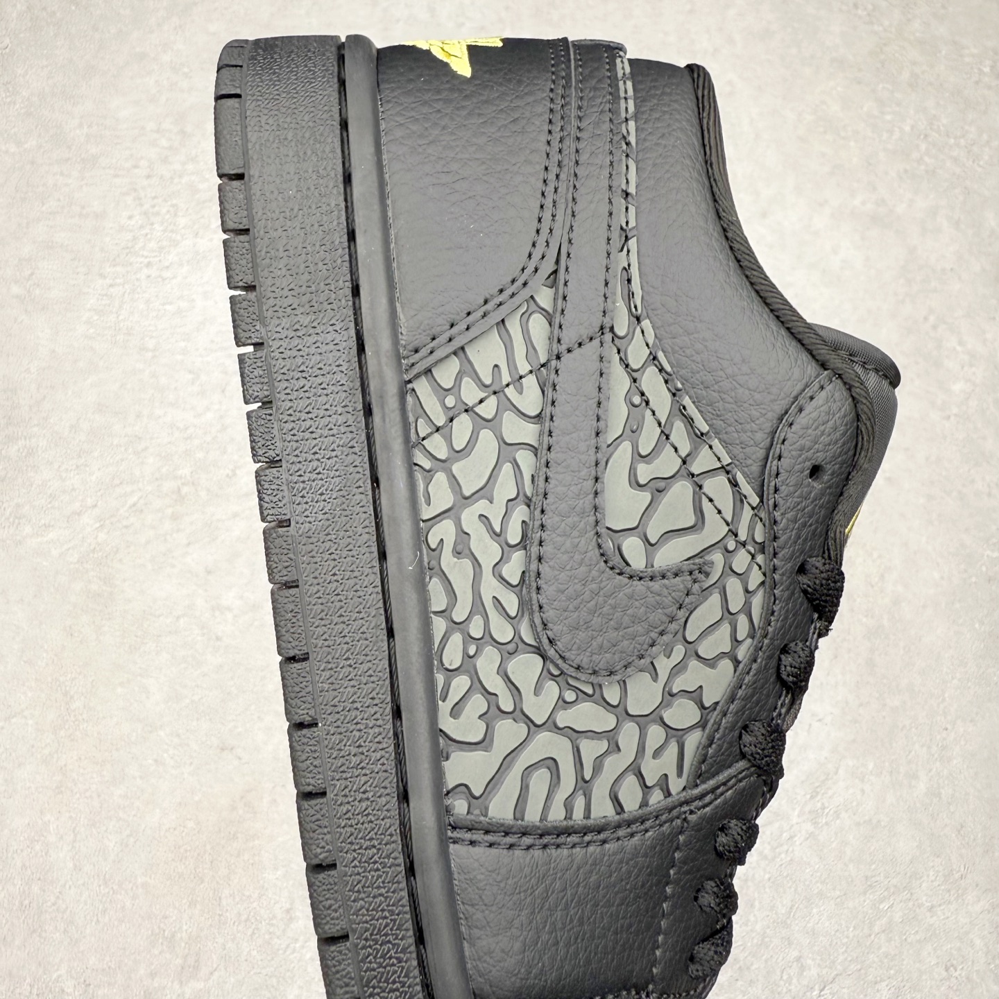 图片[6]-＃K版 Air Jordan AJ1 Low 低帮 IM6568-010 全新流水线出品 DT版本唯一平替选择 市场第二梯队最强版 全部原鞋开发 原楦原纸板开发 全鞋电脑针车 原厂内置全掌气垫 原盒内在原标 唯一Zp原版鞋带绑法 免检产品 全新2022版型 全头层皮料 完美零毛边处理 原厂配置全掌气垫 价格定位良心 几十个配色陆续出货 实拍调校N版已经零色差零失真 百分百还原实物色彩所见即所得 不存在货不对板色差等低级问题 选购参考实物拍摄 不混卖不参货 只用心做好货严格选品 承诺混一赔十 尺码：36 36.5 37.5 38 38.5 39 40 40.5 41 42 42.5 43 44 44.5 45-选品中心