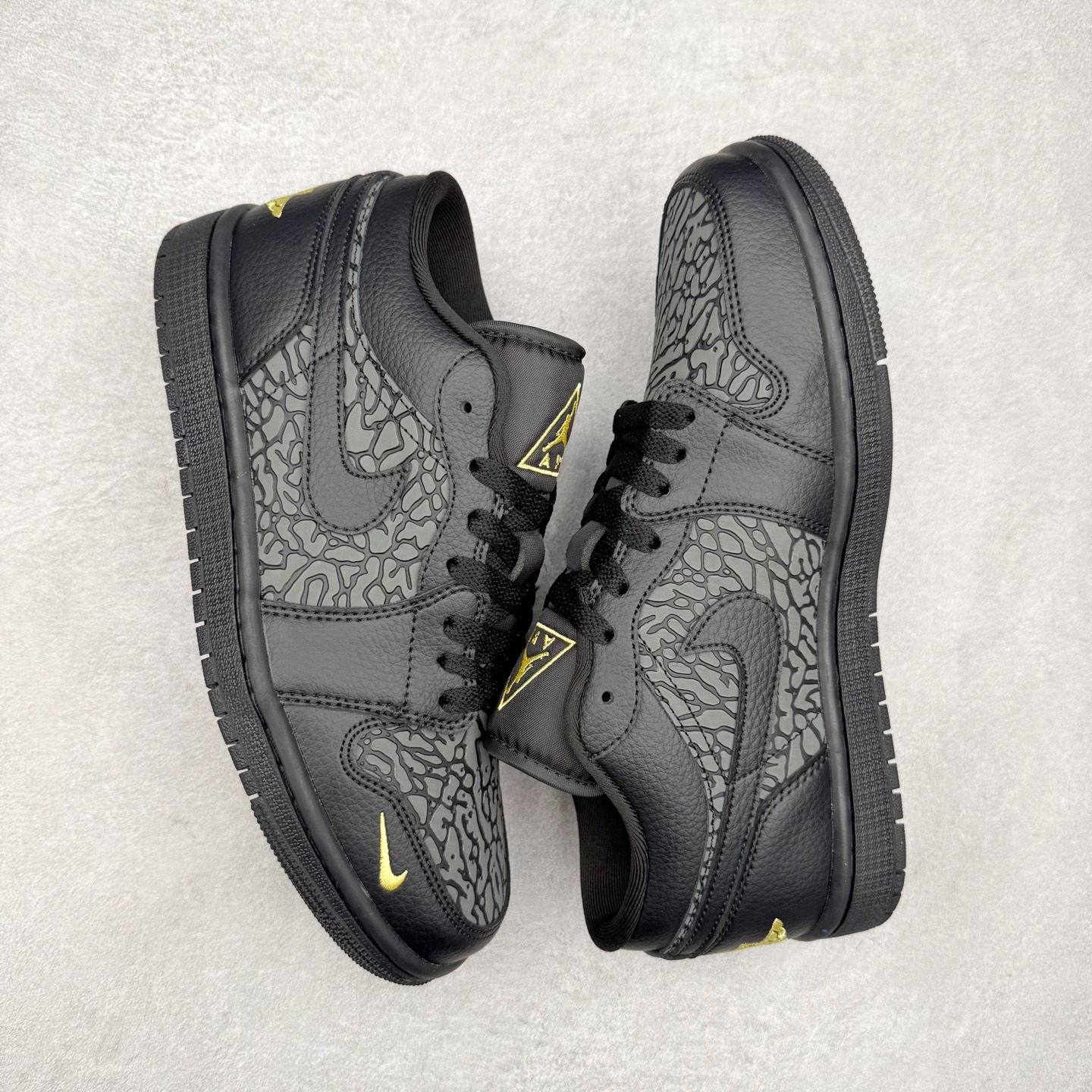 图片[3]-＃K版 Air Jordan AJ1 Low 低帮 IM6568-010 全新流水线出品 DT版本唯一平替选择 市场第二梯队最强版 全部原鞋开发 原楦原纸板开发 全鞋电脑针车 原厂内置全掌气垫 原盒内在原标 唯一Zp原版鞋带绑法 免检产品 全新2022版型 全头层皮料 完美零毛边处理 原厂配置全掌气垫 价格定位良心 几十个配色陆续出货 实拍调校N版已经零色差零失真 百分百还原实物色彩所见即所得 不存在货不对板色差等低级问题 选购参考实物拍摄 不混卖不参货 只用心做好货严格选品 承诺混一赔十 尺码：36 36.5 37.5 38 38.5 39 40 40.5 41 42 42.5 43 44 44.5 45-选品中心