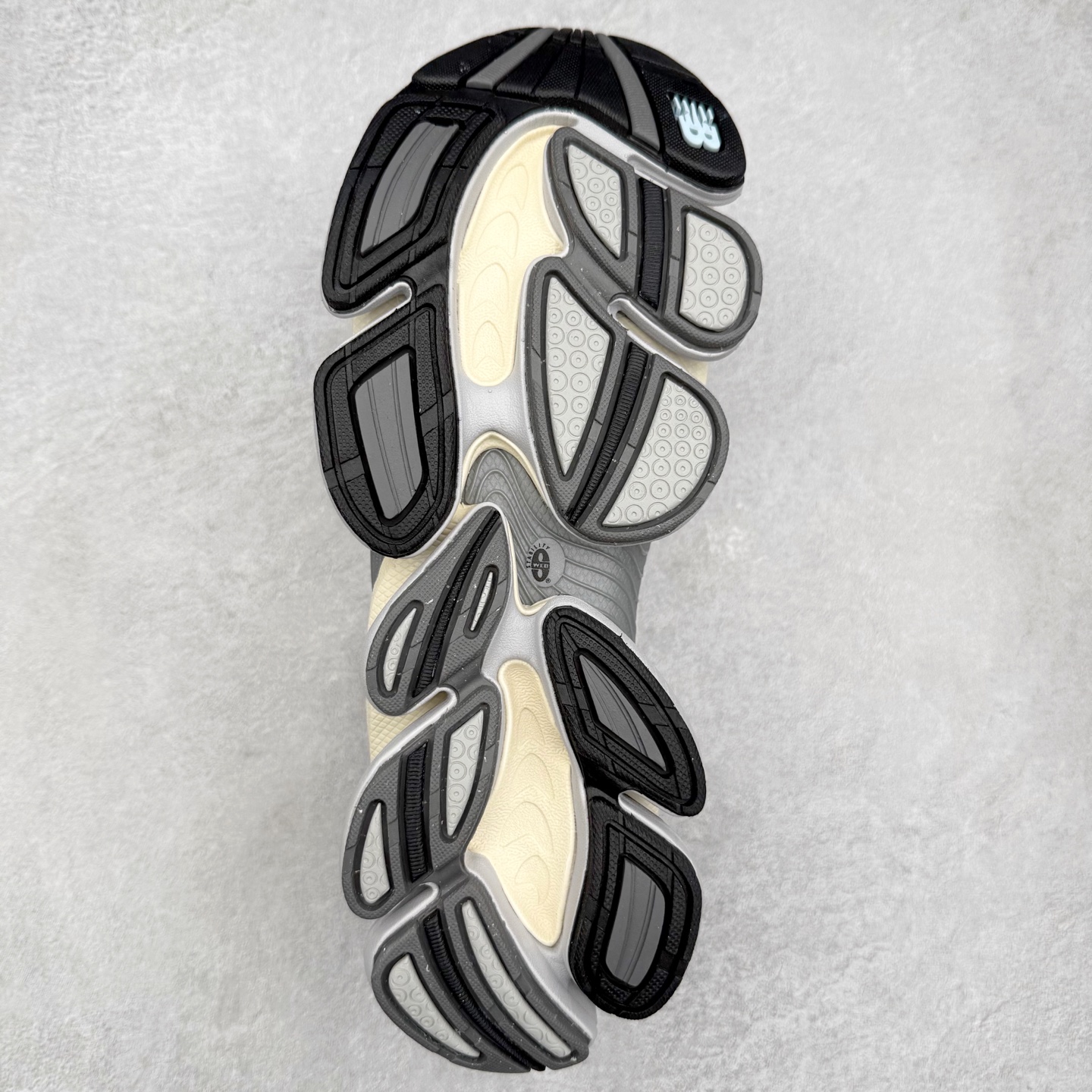 图片[9]-New Balance NB2000 舒适百搭防滑耐磨低帮 休闲跑步鞋 New Balance 在近两年的球鞋市场屡出奇招，在经典鞋型保持进一步增长的同时，推出的每一款新鞋型也都有傲人的战绩。在 327、9060 等鞋型获得成功之后，今天 New Balance 家族又迎来了新鲜血液的注入。这双 New Balance 2000 依然是融合了新旧元素的跑鞋造型，命名为 2000，或许是它的设计理念有着 Y2K 的血统。最大的亮点，在于这双鞋的中底。外侧以五个 ABZORB 单元，带来极具辨识度和冲击力的视觉效果，让这双鞋在外观和脚感方面都颇具吸引力。尺码：36 37 37.5 38 38.5 39 40 40.5 41 42 42.5 43 44 45 46-选品中心