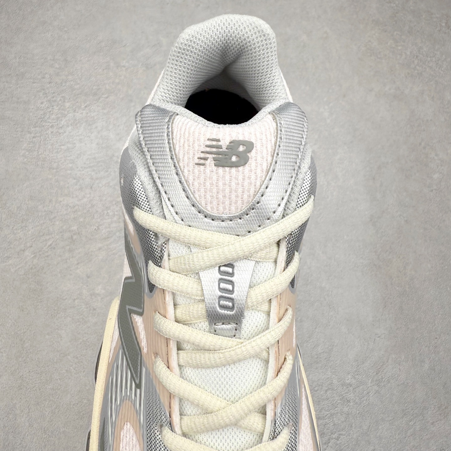 图片[5]-New Balance NB2000 舒适百搭防滑耐磨低帮 休闲跑步鞋 New Balance 在近两年的球鞋市场屡出奇招，在经典鞋型保持进一步增长的同时，推出的每一款新鞋型也都有傲人的战绩。在 327、9060 等鞋型获得成功之后，今天 New Balance 家族又迎来了新鲜血液的注入。这双 New Balance 2000 依然是融合了新旧元素的跑鞋造型，命名为 2000，或许是它的设计理念有着 Y2K 的血统。最大的亮点，在于这双鞋的中底。外侧以五个 ABZORB 单元，带来极具辨识度和冲击力的视觉效果，让这双鞋在外观和脚感方面都颇具吸引力。尺码：36 37 37.5 38 38.5 39 40 40.5 41 42 42.5 43 44 45 46-选品中心