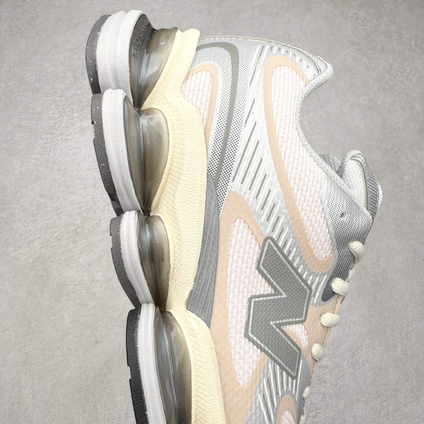 图片[6]-New Balance NB2000 舒适百搭防滑耐磨低帮 休闲跑步鞋 New Balance 在近两年的球鞋市场屡出奇招，在经典鞋型保持进一步增长的同时，推出的每一款新鞋型也都有傲人的战绩。在 327、9060 等鞋型获得成功之后，今天 New Balance 家族又迎来了新鲜血液的注入。这双 New Balance 2000 依然是融合了新旧元素的跑鞋造型，命名为 2000，或许是它的设计理念有着 Y2K 的血统。最大的亮点，在于这双鞋的中底。外侧以五个 ABZORB 单元，带来极具辨识度和冲击力的视觉效果，让这双鞋在外观和脚感方面都颇具吸引力。尺码：36 37 37.5 38 38.5 39 40 40.5 41 42 42.5 43 44 45 46-选品中心