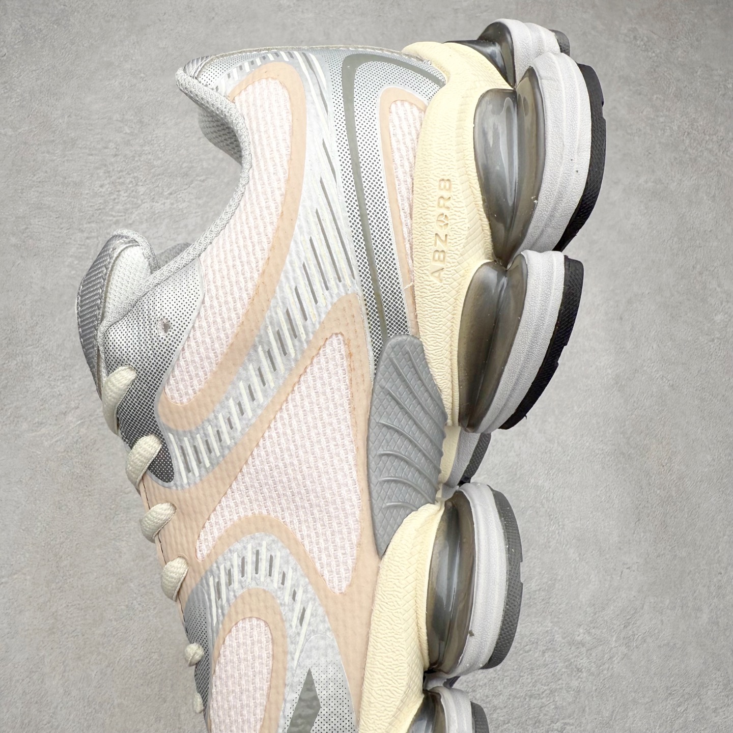 图片[7]-New Balance NB2000 舒适百搭防滑耐磨低帮 休闲跑步鞋 New Balance 在近两年的球鞋市场屡出奇招，在经典鞋型保持进一步增长的同时，推出的每一款新鞋型也都有傲人的战绩。在 327、9060 等鞋型获得成功之后，今天 New Balance 家族又迎来了新鲜血液的注入。这双 New Balance 2000 依然是融合了新旧元素的跑鞋造型，命名为 2000，或许是它的设计理念有着 Y2K 的血统。最大的亮点，在于这双鞋的中底。外侧以五个 ABZORB 单元，带来极具辨识度和冲击力的视觉效果，让这双鞋在外观和脚感方面都颇具吸引力。尺码：36 37 37.5 38 38.5 39 40 40.5 41 42 42.5 43 44 45 46-选品中心