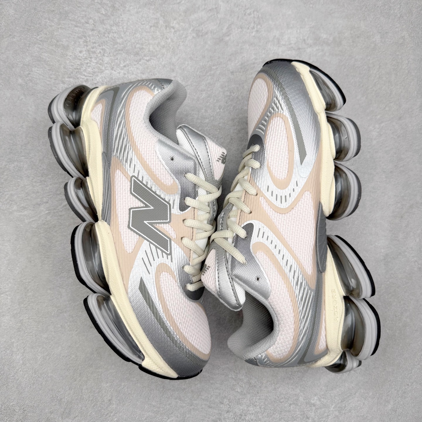 图片[3]-New Balance NB2000 舒适百搭防滑耐磨低帮 休闲跑步鞋 New Balance 在近两年的球鞋市场屡出奇招，在经典鞋型保持进一步增长的同时，推出的每一款新鞋型也都有傲人的战绩。在 327、9060 等鞋型获得成功之后，今天 New Balance 家族又迎来了新鲜血液的注入。这双 New Balance 2000 依然是融合了新旧元素的跑鞋造型，命名为 2000，或许是它的设计理念有着 Y2K 的血统。最大的亮点，在于这双鞋的中底。外侧以五个 ABZORB 单元，带来极具辨识度和冲击力的视觉效果，让这双鞋在外观和脚感方面都颇具吸引力。尺码：36 37 37.5 38 38.5 39 40 40.5 41 42 42.5 43 44 45 46-选品中心