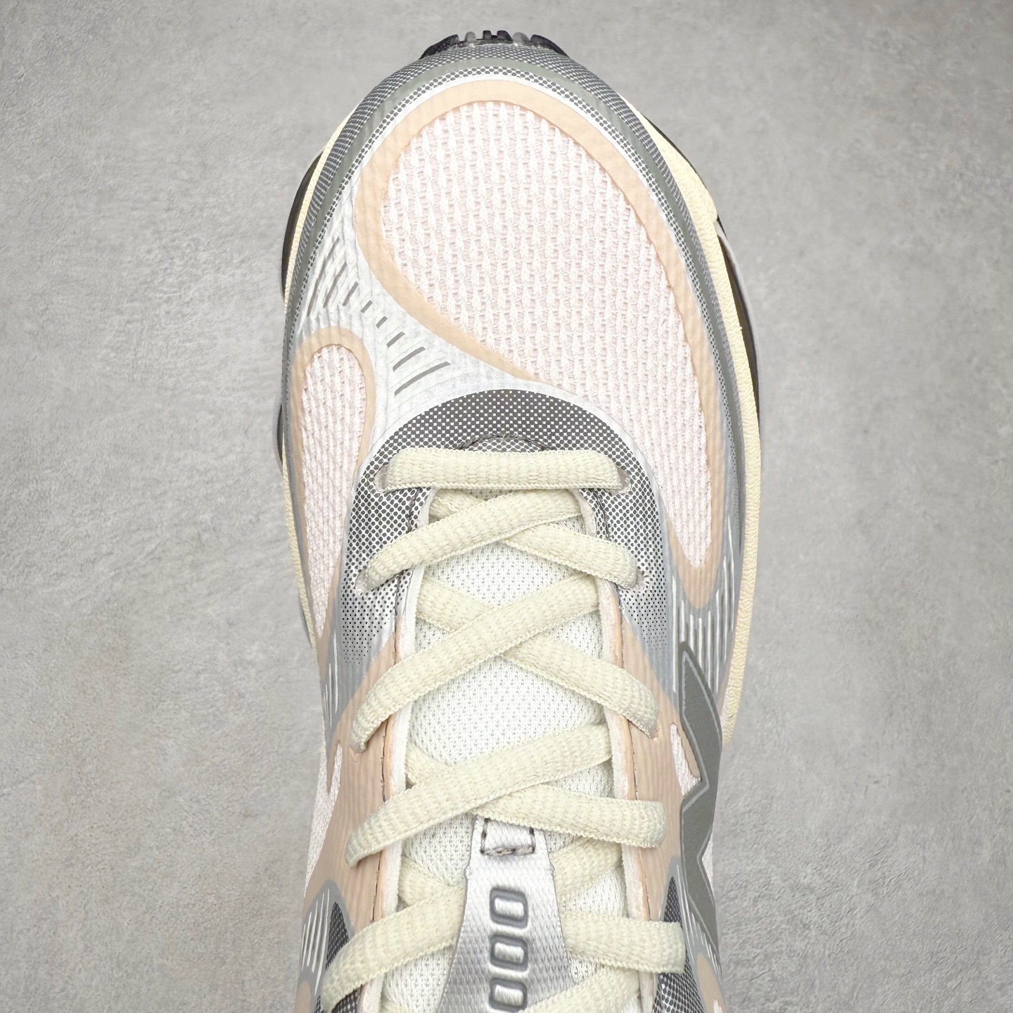 图片[4]-New Balance NB2000 舒适百搭防滑耐磨低帮 休闲跑步鞋 New Balance 在近两年的球鞋市场屡出奇招，在经典鞋型保持进一步增长的同时，推出的每一款新鞋型也都有傲人的战绩。在 327、9060 等鞋型获得成功之后，今天 New Balance 家族又迎来了新鲜血液的注入。这双 New Balance 2000 依然是融合了新旧元素的跑鞋造型，命名为 2000，或许是它的设计理念有着 Y2K 的血统。最大的亮点，在于这双鞋的中底。外侧以五个 ABZORB 单元，带来极具辨识度和冲击力的视觉效果，让这双鞋在外观和脚感方面都颇具吸引力。尺码：36 37 37.5 38 38.5 39 40 40.5 41 42 42.5 43 44 45 46-选品中心