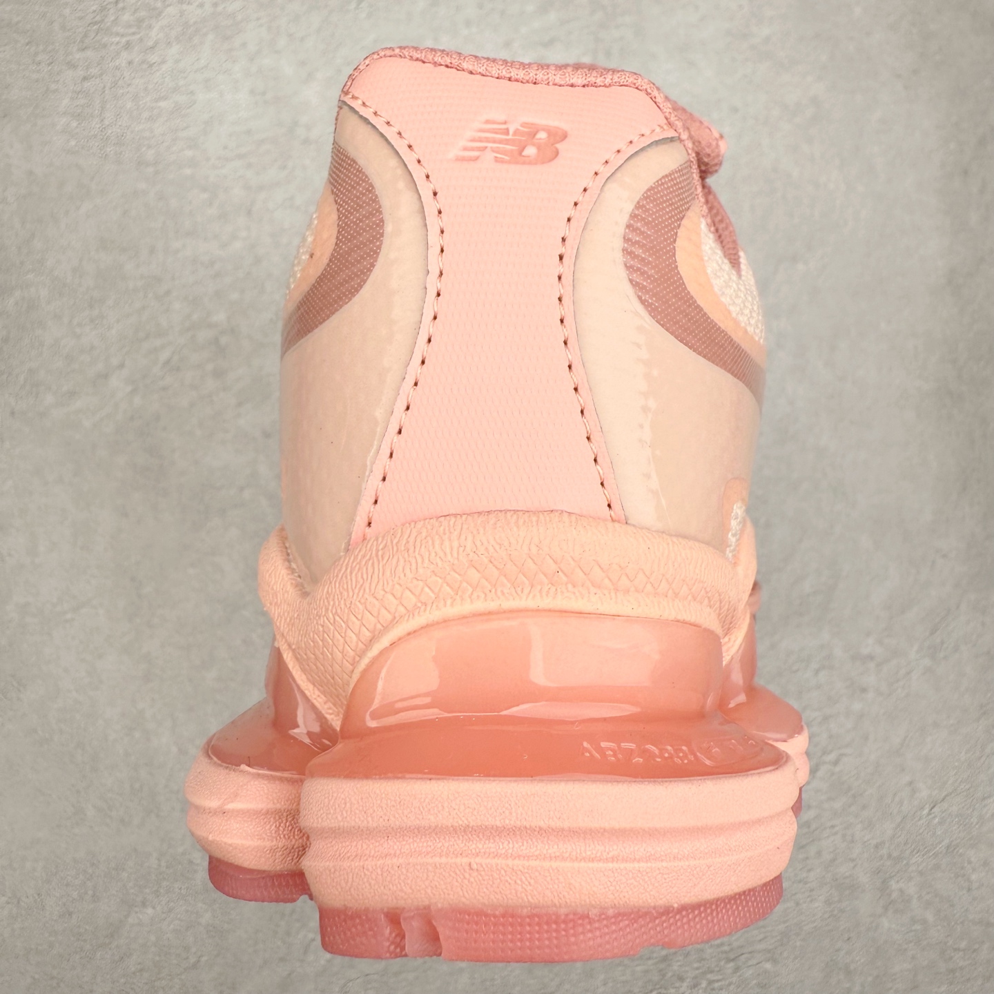 图片[8]-New Balance NB2000 舒适百搭防滑耐磨低帮 休闲跑步鞋 New Balance 在近两年的球鞋市场屡出奇招，在经典鞋型保持进一步增长的同时，推出的每一款新鞋型也都有傲人的战绩。在 327、9060 等鞋型获得成功之后，今天 New Balance 家族又迎来了新鲜血液的注入。这双 New Balance 2000 依然是融合了新旧元素的跑鞋造型，命名为 2000，或许是它的设计理念有着 Y2K 的血统。最大的亮点，在于这双鞋的中底。外侧以五个 ABZORB 单元，带来极具辨识度和冲击力的视觉效果，让这双鞋在外观和脚感方面都颇具吸引力。尺码：36 37 37.5 38 38.5 39 40 40.5 41 42 42.5 43 44 45 46-选品中心