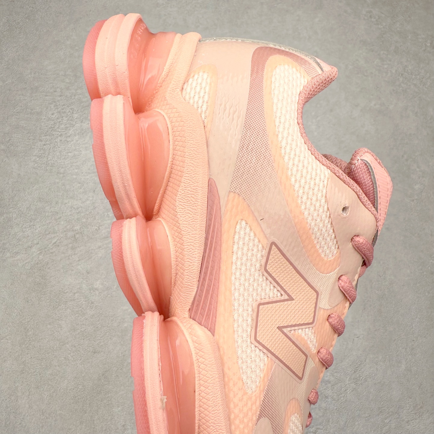 图片[6]-New Balance NB2000 舒适百搭防滑耐磨低帮 休闲跑步鞋 New Balance 在近两年的球鞋市场屡出奇招，在经典鞋型保持进一步增长的同时，推出的每一款新鞋型也都有傲人的战绩。在 327、9060 等鞋型获得成功之后，今天 New Balance 家族又迎来了新鲜血液的注入。这双 New Balance 2000 依然是融合了新旧元素的跑鞋造型，命名为 2000，或许是它的设计理念有着 Y2K 的血统。最大的亮点，在于这双鞋的中底。外侧以五个 ABZORB 单元，带来极具辨识度和冲击力的视觉效果，让这双鞋在外观和脚感方面都颇具吸引力。尺码：36 37 37.5 38 38.5 39 40 40.5 41 42 42.5 43 44 45 46-选品中心