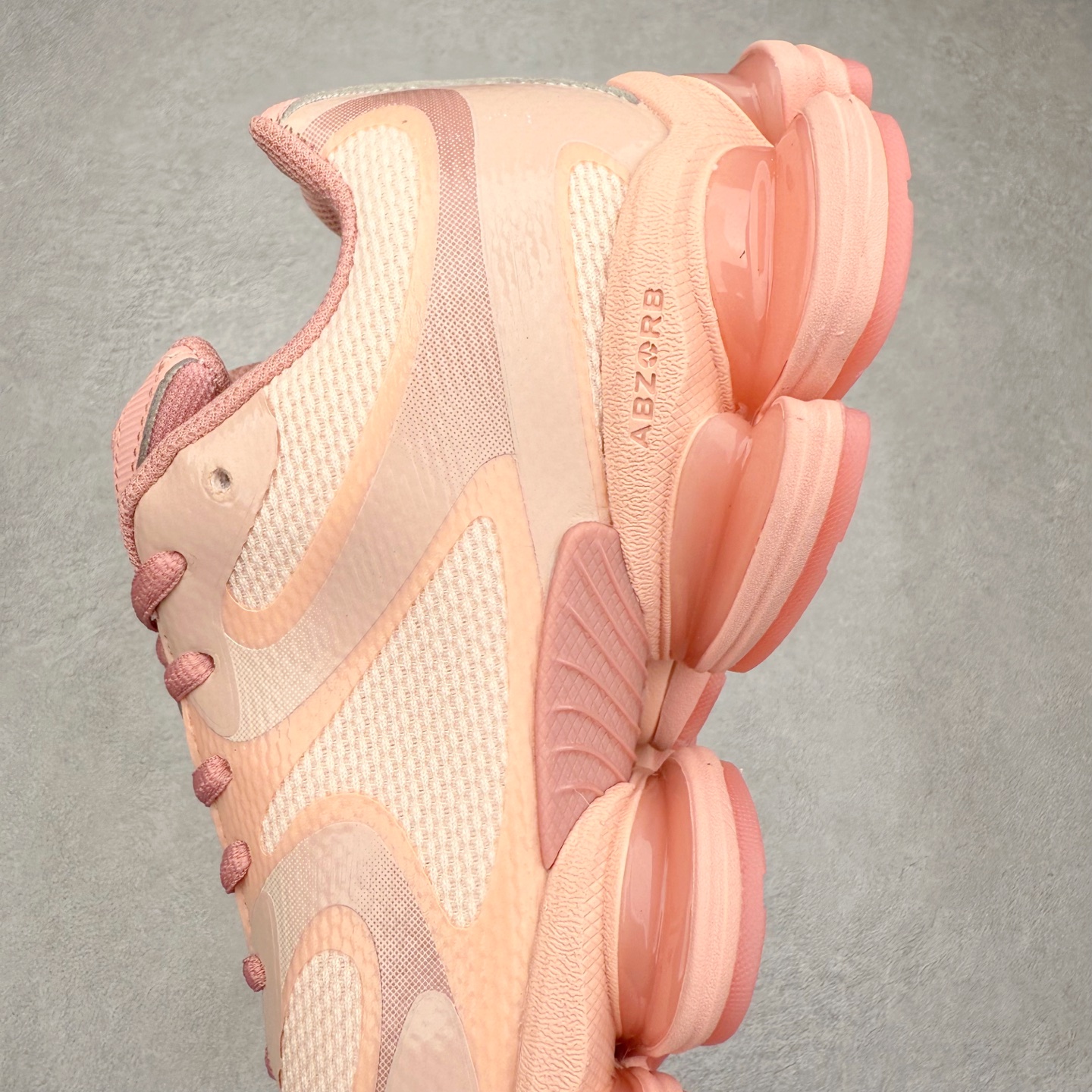 图片[7]-New Balance NB2000 舒适百搭防滑耐磨低帮 休闲跑步鞋 New Balance 在近两年的球鞋市场屡出奇招，在经典鞋型保持进一步增长的同时，推出的每一款新鞋型也都有傲人的战绩。在 327、9060 等鞋型获得成功之后，今天 New Balance 家族又迎来了新鲜血液的注入。这双 New Balance 2000 依然是融合了新旧元素的跑鞋造型，命名为 2000，或许是它的设计理念有着 Y2K 的血统。最大的亮点，在于这双鞋的中底。外侧以五个 ABZORB 单元，带来极具辨识度和冲击力的视觉效果，让这双鞋在外观和脚感方面都颇具吸引力。尺码：36 37 37.5 38 38.5 39 40 40.5 41 42 42.5 43 44 45 46-选品中心