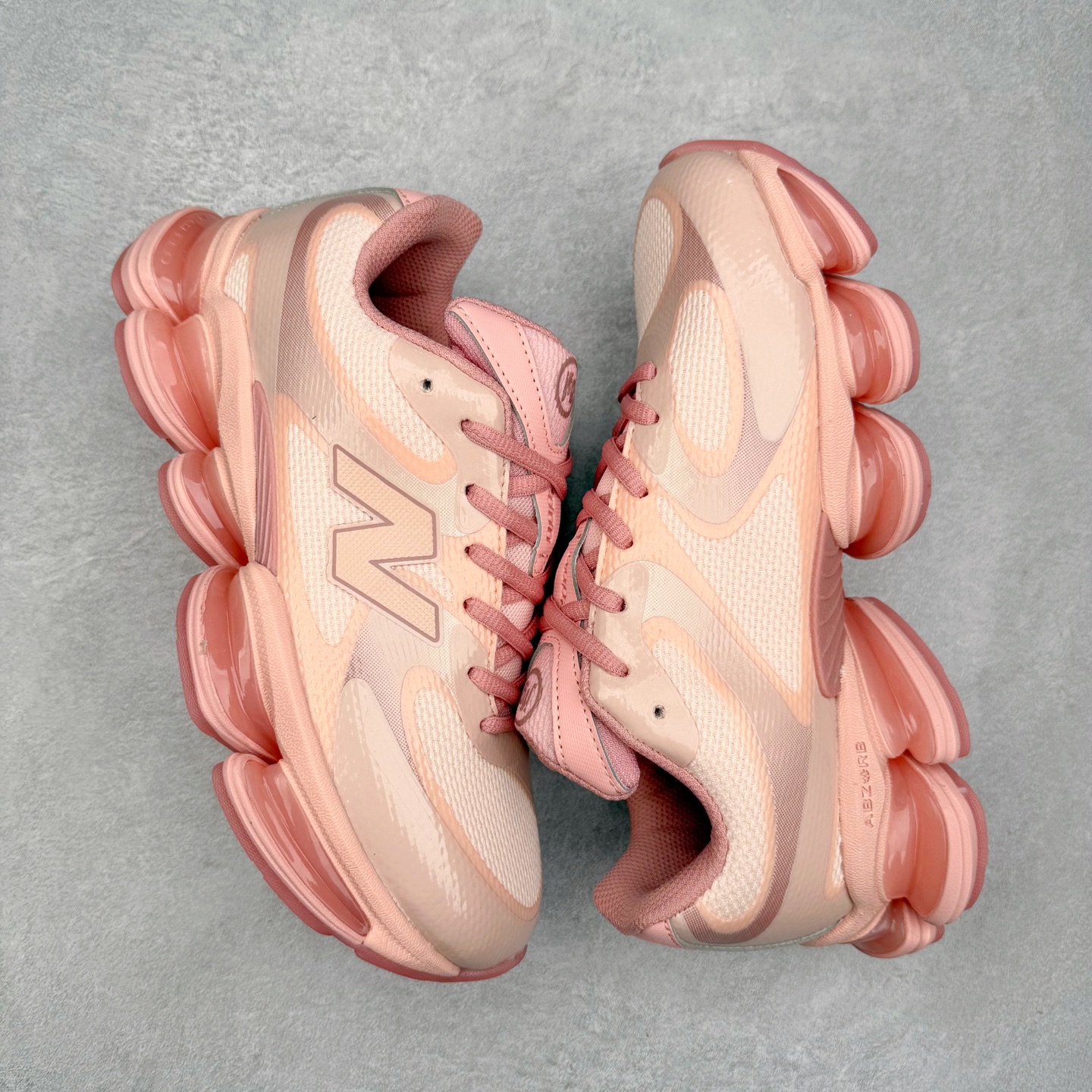 图片[3]-New Balance NB2000 舒适百搭防滑耐磨低帮 休闲跑步鞋 New Balance 在近两年的球鞋市场屡出奇招，在经典鞋型保持进一步增长的同时，推出的每一款新鞋型也都有傲人的战绩。在 327、9060 等鞋型获得成功之后，今天 New Balance 家族又迎来了新鲜血液的注入。这双 New Balance 2000 依然是融合了新旧元素的跑鞋造型，命名为 2000，或许是它的设计理念有着 Y2K 的血统。最大的亮点，在于这双鞋的中底。外侧以五个 ABZORB 单元，带来极具辨识度和冲击力的视觉效果，让这双鞋在外观和脚感方面都颇具吸引力。尺码：36 37 37.5 38 38.5 39 40 40.5 41 42 42.5 43 44 45 46-选品中心