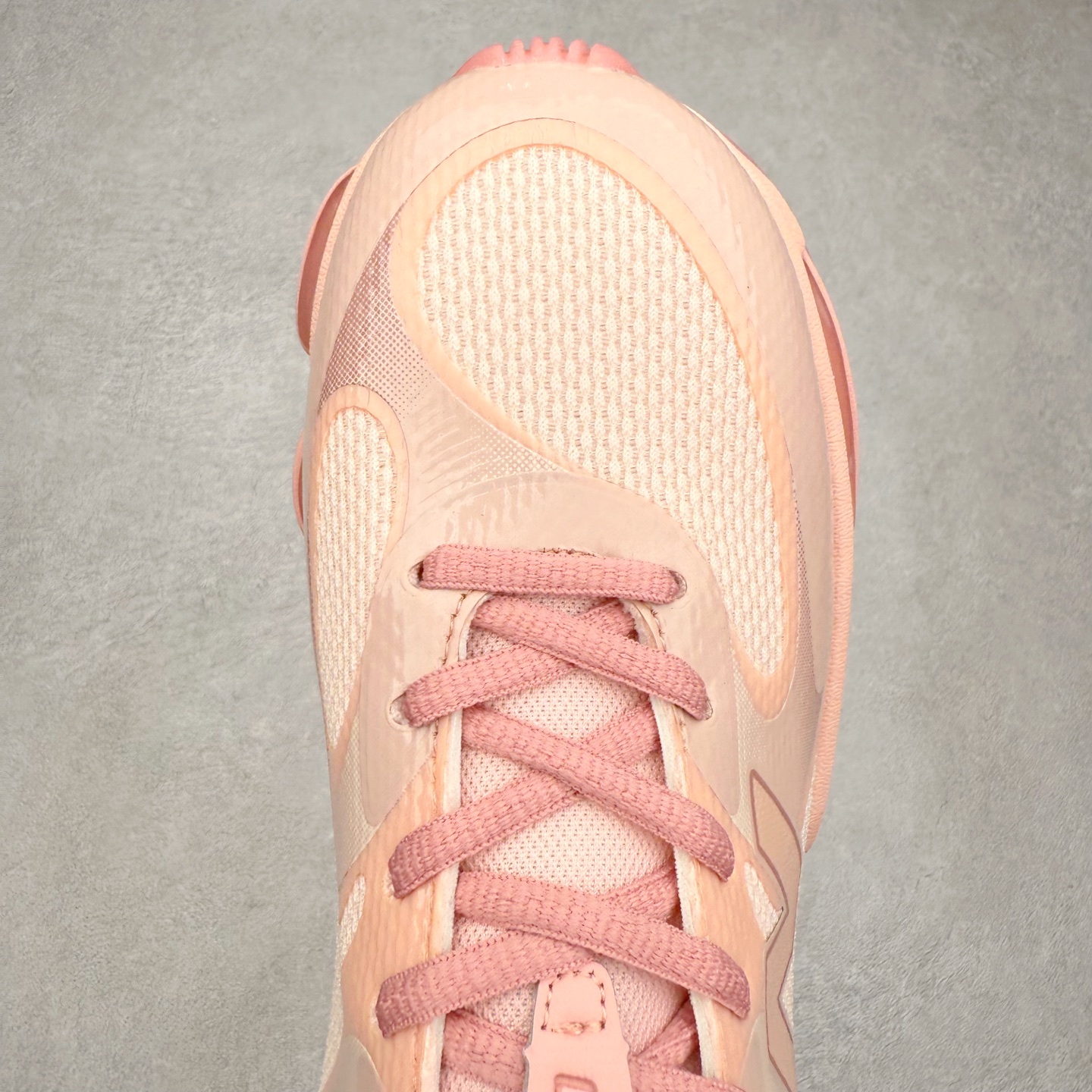 图片[4]-New Balance NB2000 舒适百搭防滑耐磨低帮 休闲跑步鞋 New Balance 在近两年的球鞋市场屡出奇招，在经典鞋型保持进一步增长的同时，推出的每一款新鞋型也都有傲人的战绩。在 327、9060 等鞋型获得成功之后，今天 New Balance 家族又迎来了新鲜血液的注入。这双 New Balance 2000 依然是融合了新旧元素的跑鞋造型，命名为 2000，或许是它的设计理念有着 Y2K 的血统。最大的亮点，在于这双鞋的中底。外侧以五个 ABZORB 单元，带来极具辨识度和冲击力的视觉效果，让这双鞋在外观和脚感方面都颇具吸引力。尺码：36 37 37.5 38 38.5 39 40 40.5 41 42 42.5 43 44 45 46-选品中心