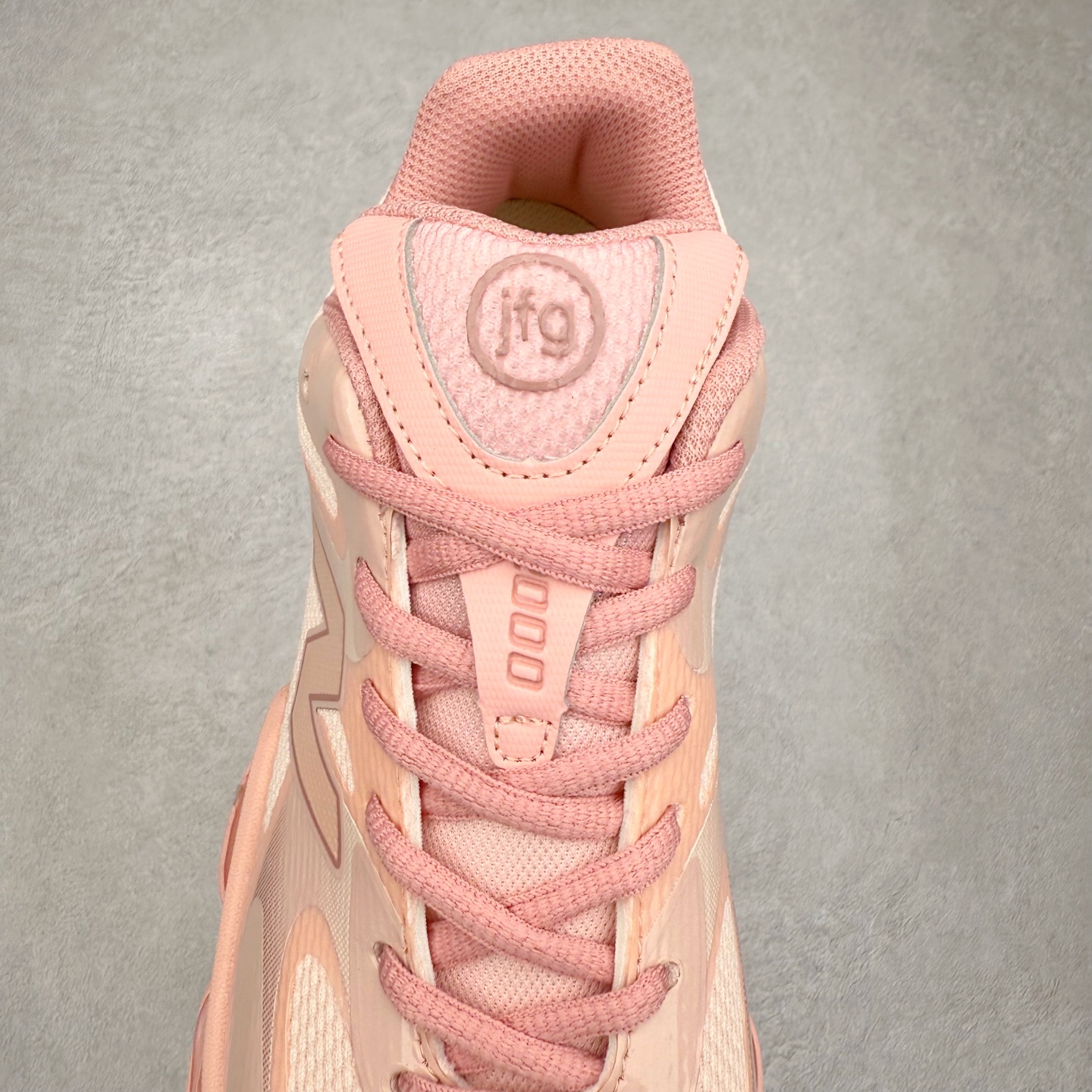 图片[5]-New Balance NB2000 舒适百搭防滑耐磨低帮 休闲跑步鞋 New Balance 在近两年的球鞋市场屡出奇招，在经典鞋型保持进一步增长的同时，推出的每一款新鞋型也都有傲人的战绩。在 327、9060 等鞋型获得成功之后，今天 New Balance 家族又迎来了新鲜血液的注入。这双 New Balance 2000 依然是融合了新旧元素的跑鞋造型，命名为 2000，或许是它的设计理念有着 Y2K 的血统。最大的亮点，在于这双鞋的中底。外侧以五个 ABZORB 单元，带来极具辨识度和冲击力的视觉效果，让这双鞋在外观和脚感方面都颇具吸引力。尺码：36 37 37.5 38 38.5 39 40 40.5 41 42 42.5 43 44 45 46-选品中心