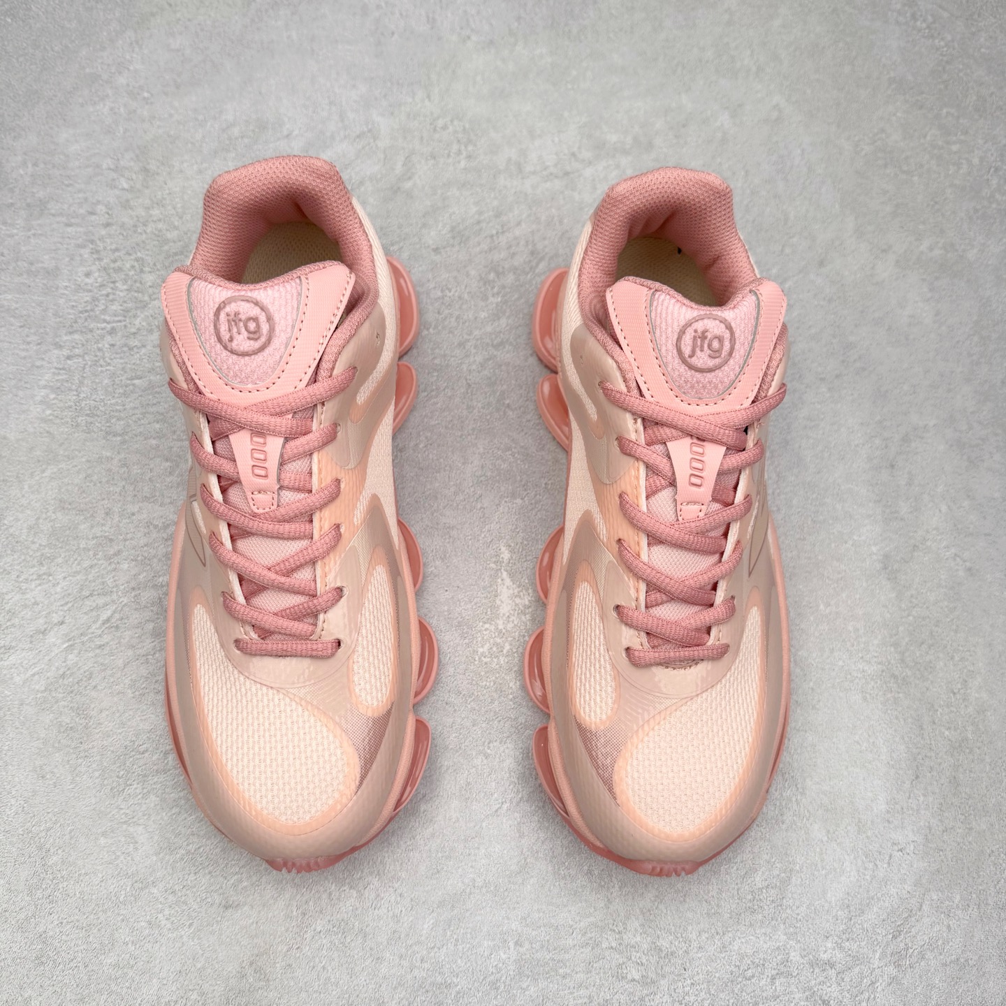 图片[2]-New Balance NB2000 舒适百搭防滑耐磨低帮 休闲跑步鞋 New Balance 在近两年的球鞋市场屡出奇招，在经典鞋型保持进一步增长的同时，推出的每一款新鞋型也都有傲人的战绩。在 327、9060 等鞋型获得成功之后，今天 New Balance 家族又迎来了新鲜血液的注入。这双 New Balance 2000 依然是融合了新旧元素的跑鞋造型，命名为 2000，或许是它的设计理念有着 Y2K 的血统。最大的亮点，在于这双鞋的中底。外侧以五个 ABZORB 单元，带来极具辨识度和冲击力的视觉效果，让这双鞋在外观和脚感方面都颇具吸引力。尺码：36 37 37.5 38 38.5 39 40 40.5 41 42 42.5 43 44 45 46-选品中心