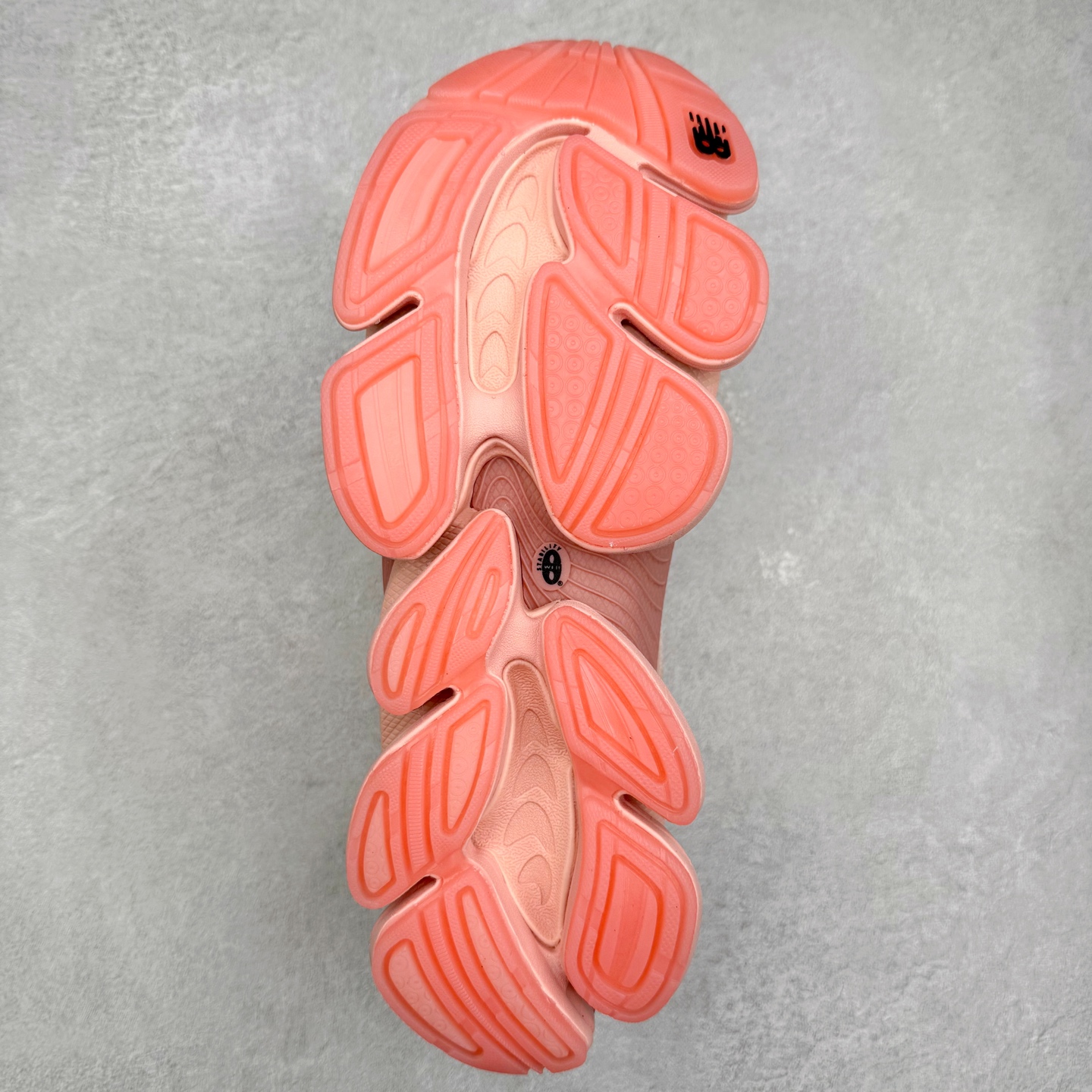 图片[9]-New Balance NB2000 舒适百搭防滑耐磨低帮 休闲跑步鞋 New Balance 在近两年的球鞋市场屡出奇招，在经典鞋型保持进一步增长的同时，推出的每一款新鞋型也都有傲人的战绩。在 327、9060 等鞋型获得成功之后，今天 New Balance 家族又迎来了新鲜血液的注入。这双 New Balance 2000 依然是融合了新旧元素的跑鞋造型，命名为 2000，或许是它的设计理念有着 Y2K 的血统。最大的亮点，在于这双鞋的中底。外侧以五个 ABZORB 单元，带来极具辨识度和冲击力的视觉效果，让这双鞋在外观和脚感方面都颇具吸引力。尺码：36 37 37.5 38 38.5 39 40 40.5 41 42 42.5 43 44 45 46-选品中心