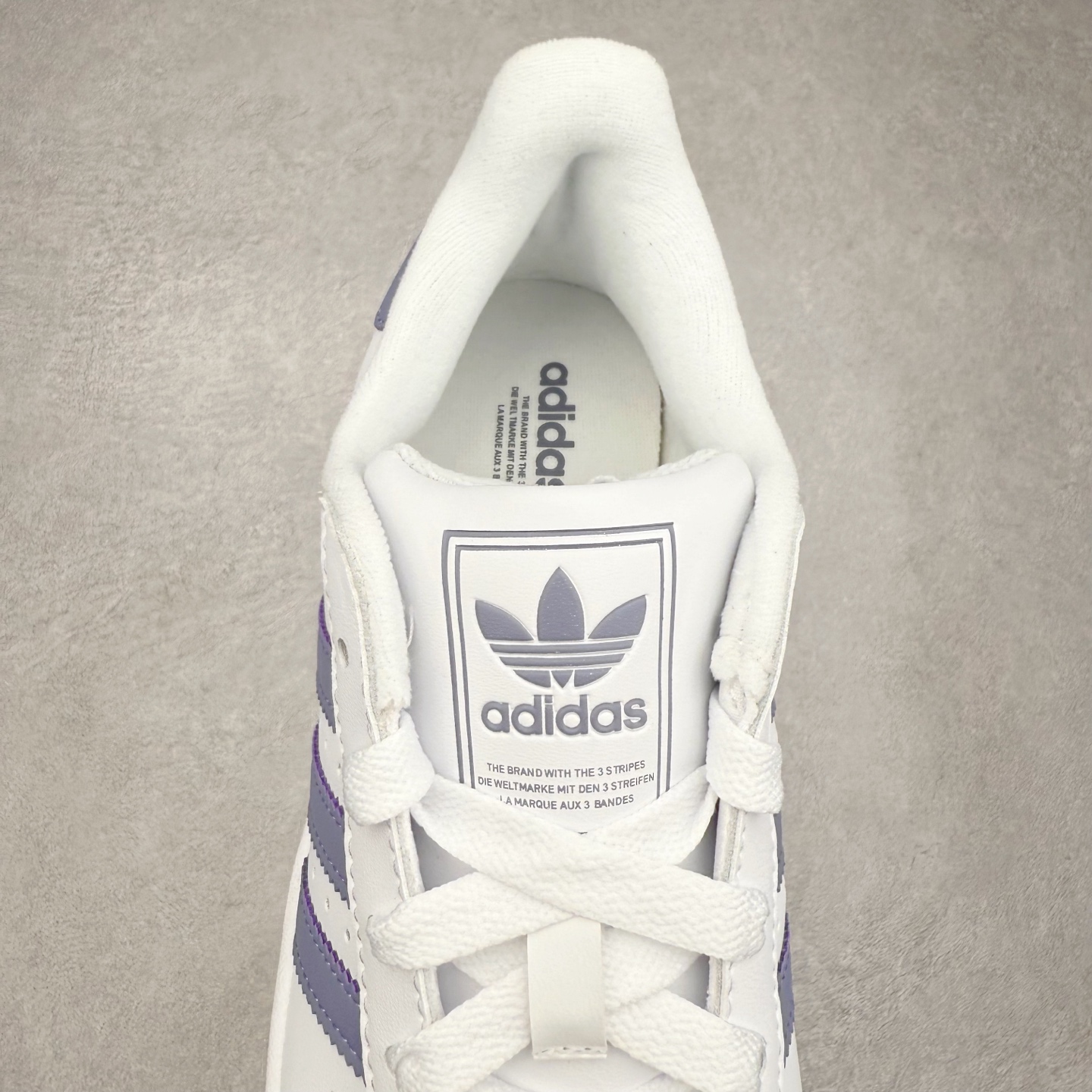 图片[5]-AD Originals Superstar 经典复古贝壳头板鞋 JS1373 诞生于1969年 是第一双将全皮面鞋 身与橡胶鞋头结合在一起的低帮篮球鞋 Superstar最开始 是作为高帮篮球鞋Pro Model的低帮版本而出现的 但因为其独特和醒目的橡胶鞋头造型而让大家熟知 被大家形象地称为\\\”shelltoe\\\”贝壳头 在70年代的美国职业篮球场上 接近3/4的NBA球员都将这双Superstar作为场上用鞋 80年代之后 经过不断的改良和发展 Superstar逐渐成为横跨时装、音乐、街头文化、休闲和运动等各大领域的时尚潮鞋 尺码：36 36.5 37 38 38.5 39 40 40.5 41 42 42.5 43 44 44.5 45-选品中心