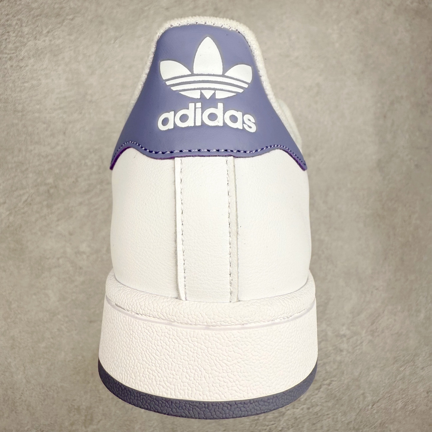 图片[8]-AD Originals Superstar 经典复古贝壳头板鞋 JS1373 诞生于1969年 是第一双将全皮面鞋 身与橡胶鞋头结合在一起的低帮篮球鞋 Superstar最开始 是作为高帮篮球鞋Pro Model的低帮版本而出现的 但因为其独特和醒目的橡胶鞋头造型而让大家熟知 被大家形象地称为\\\”shelltoe\\\”贝壳头 在70年代的美国职业篮球场上 接近3/4的NBA球员都将这双Superstar作为场上用鞋 80年代之后 经过不断的改良和发展 Superstar逐渐成为横跨时装、音乐、街头文化、休闲和运动等各大领域的时尚潮鞋 尺码：36 36.5 37 38 38.5 39 40 40.5 41 42 42.5 43 44 44.5 45-选品中心