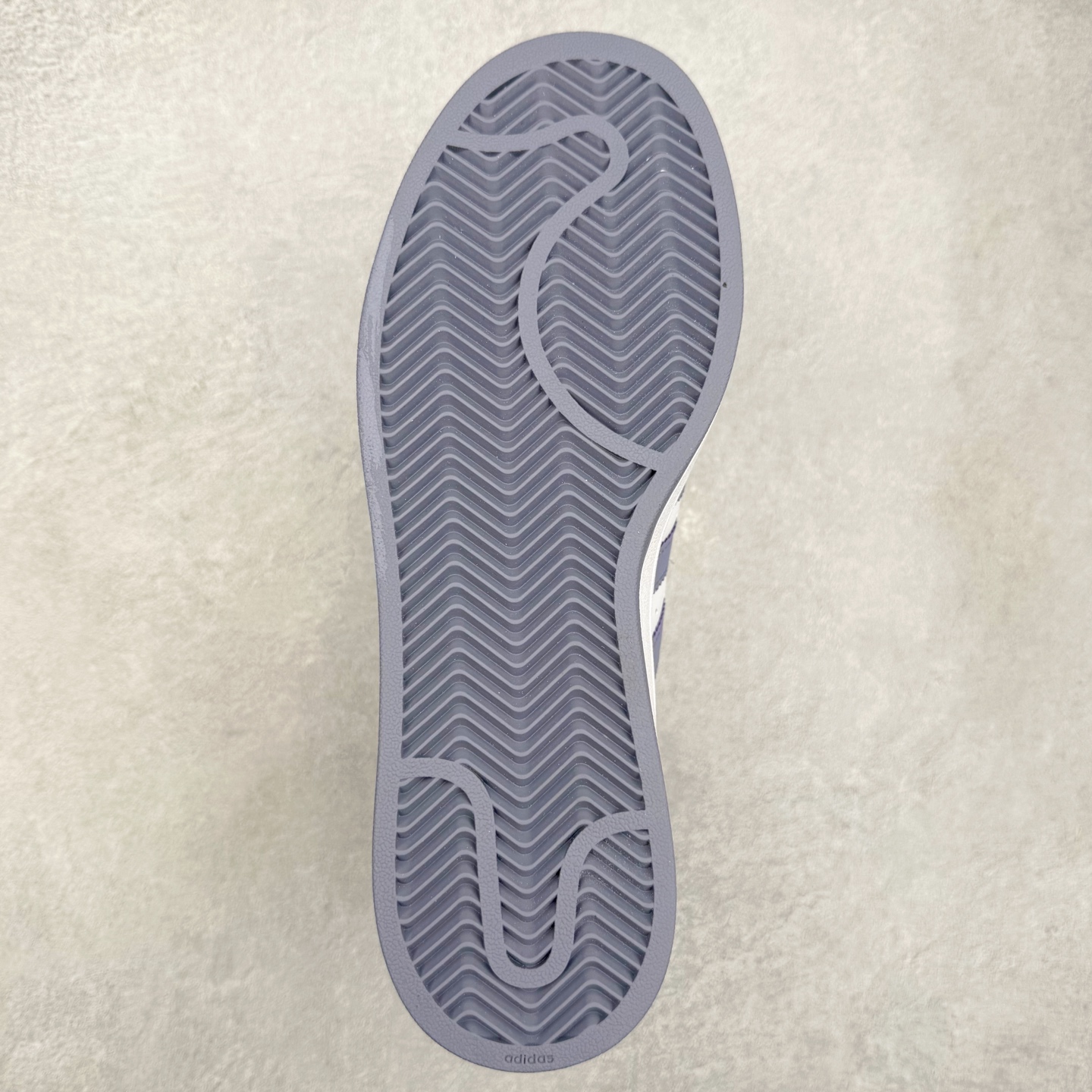 图片[9]-AD Originals Superstar 经典复古贝壳头板鞋 JS1373 诞生于1969年 是第一双将全皮面鞋 身与橡胶鞋头结合在一起的低帮篮球鞋 Superstar最开始 是作为高帮篮球鞋Pro Model的低帮版本而出现的 但因为其独特和醒目的橡胶鞋头造型而让大家熟知 被大家形象地称为\\\”shelltoe\\\”贝壳头 在70年代的美国职业篮球场上 接近3/4的NBA球员都将这双Superstar作为场上用鞋 80年代之后 经过不断的改良和发展 Superstar逐渐成为横跨时装、音乐、街头文化、休闲和运动等各大领域的时尚潮鞋 尺码：36 36.5 37 38 38.5 39 40 40.5 41 42 42.5 43 44 44.5 45-选品中心