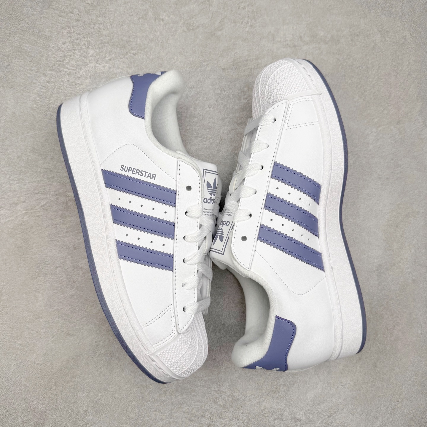 图片[3]-AD Originals Superstar 经典复古贝壳头板鞋 JS1373 诞生于1969年 是第一双将全皮面鞋 身与橡胶鞋头结合在一起的低帮篮球鞋 Superstar最开始 是作为高帮篮球鞋Pro Model的低帮版本而出现的 但因为其独特和醒目的橡胶鞋头造型而让大家熟知 被大家形象地称为\\\”shelltoe\\\”贝壳头 在70年代的美国职业篮球场上 接近3/4的NBA球员都将这双Superstar作为场上用鞋 80年代之后 经过不断的改良和发展 Superstar逐渐成为横跨时装、音乐、街头文化、休闲和运动等各大领域的时尚潮鞋 尺码：36 36.5 37 38 38.5 39 40 40.5 41 42 42.5 43 44 44.5 45-选品中心